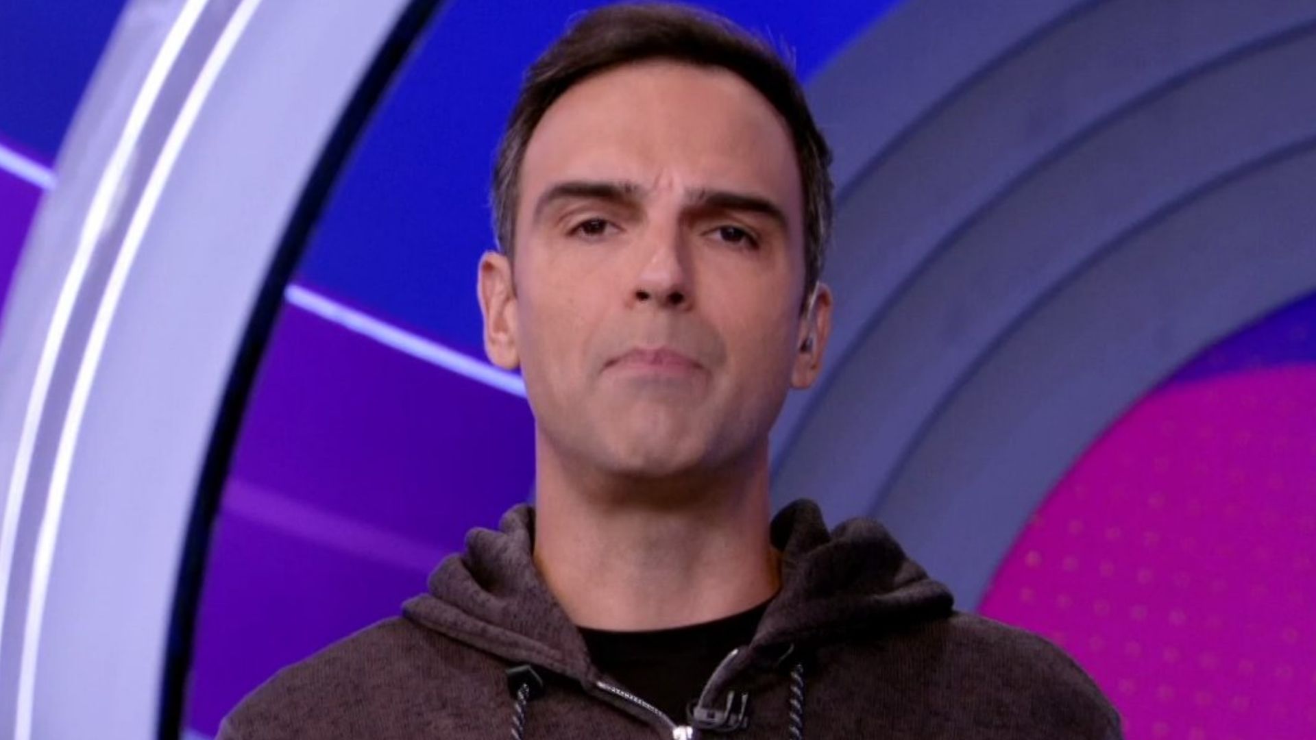 BBB22: Tadeu surge com semblante sério e assusta brothers: “Aconteceu alguma coisa”