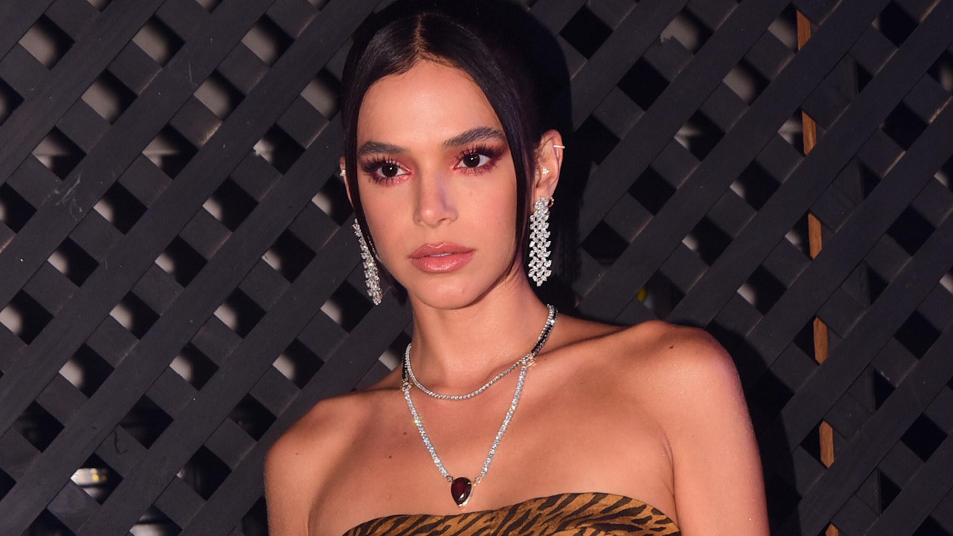 Bruna Marquezine rouba a cena com microvestido tigrado e mostra pernões