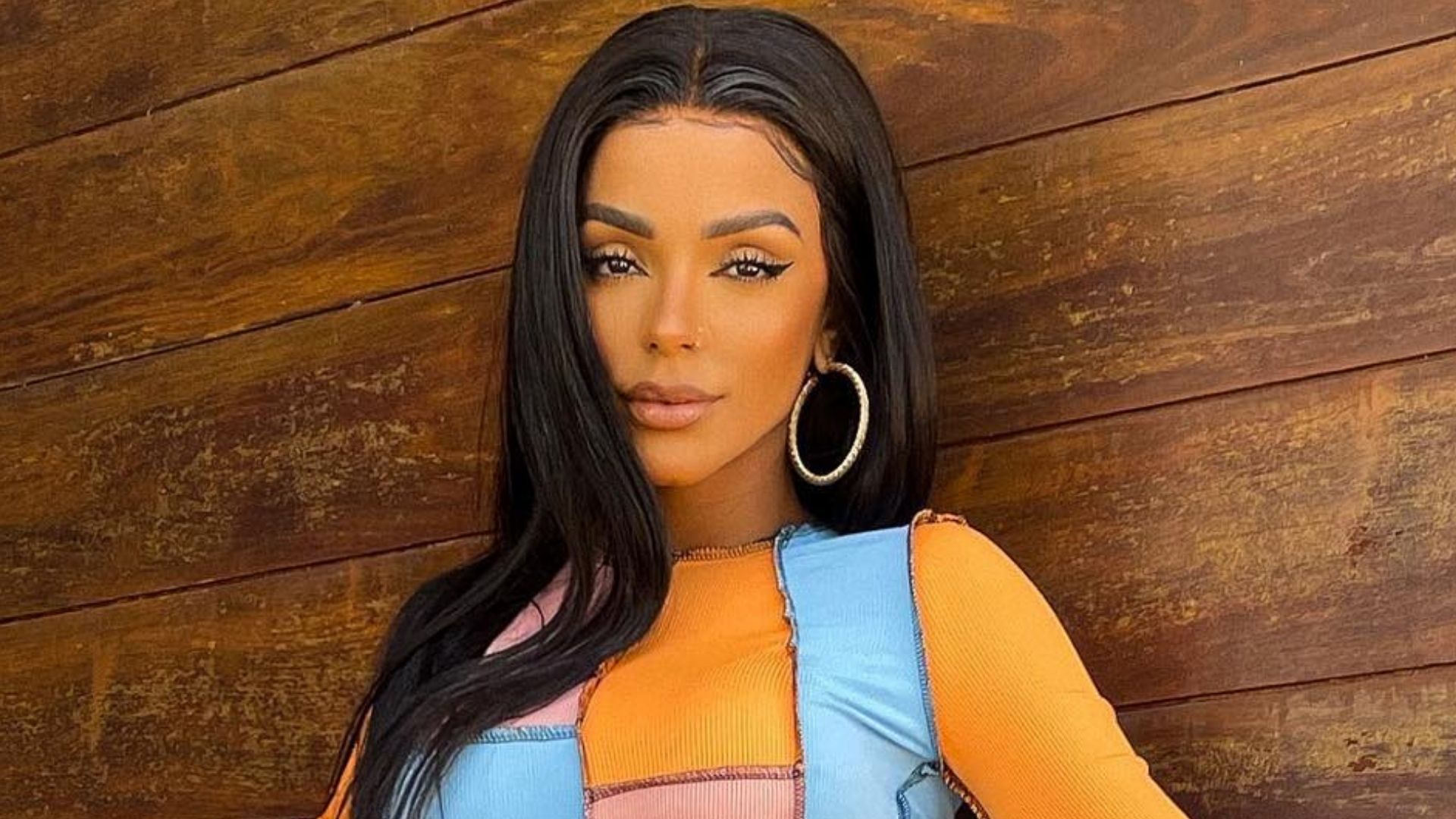Ex-BBB Brunna Gonçalves elege vestidinho atrevido e ostenta curvas: “Deusa”