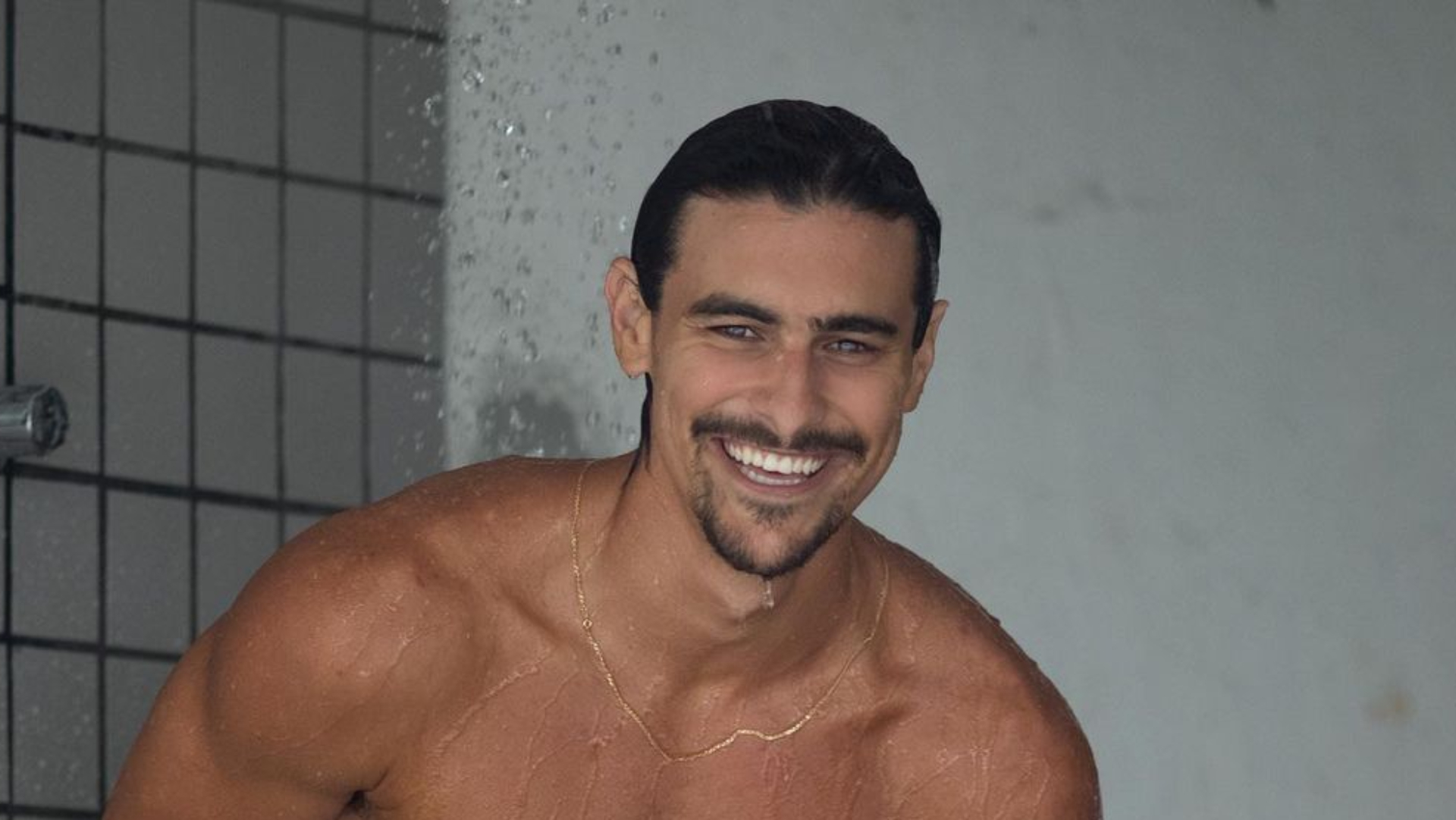 Ex-namorado de Sasha Meneghel posa de cueca e volume impressiona: “Está armado?”