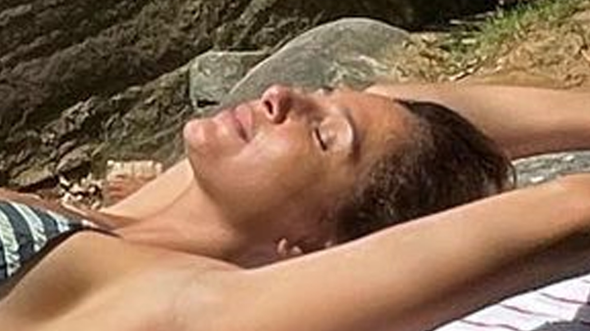 Camila Pitanga se bronzeia de biquíni e mostra frente e verso: “Escultural”