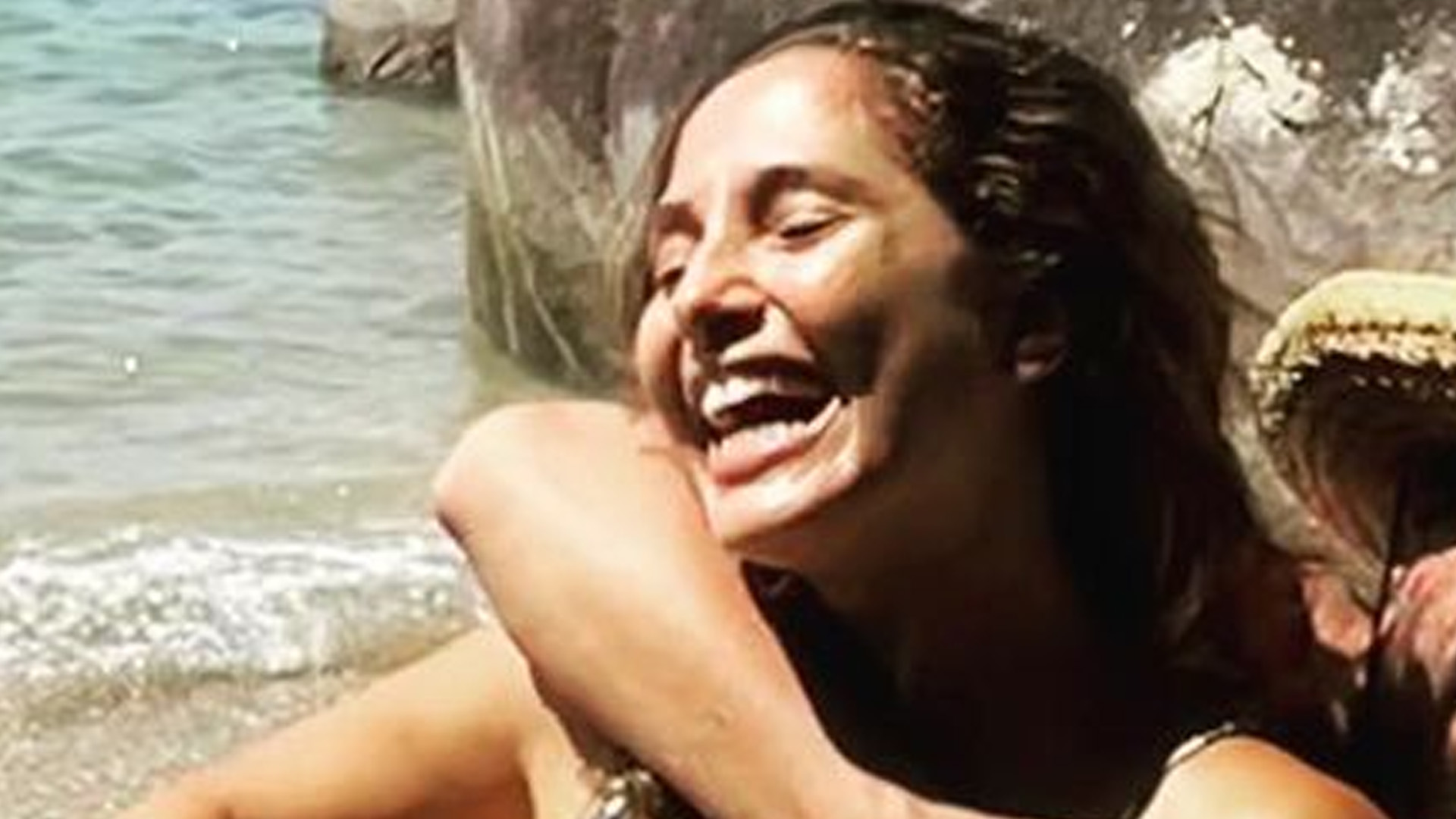 Camila Pitanga troca carícias com o namorado na praia: “Troca profunda”