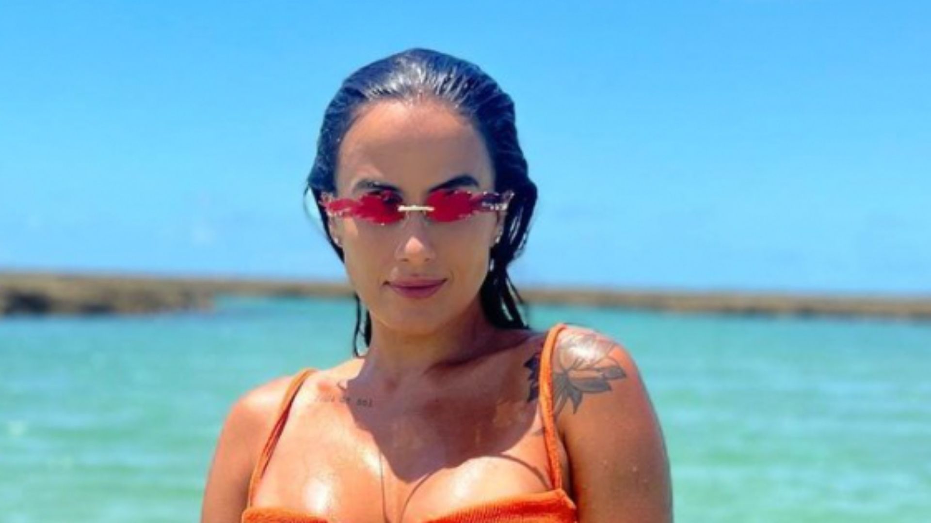 Ex-BBB Carol Peixinho aposta em biquíni meia-taça picante: “É para poucas”
