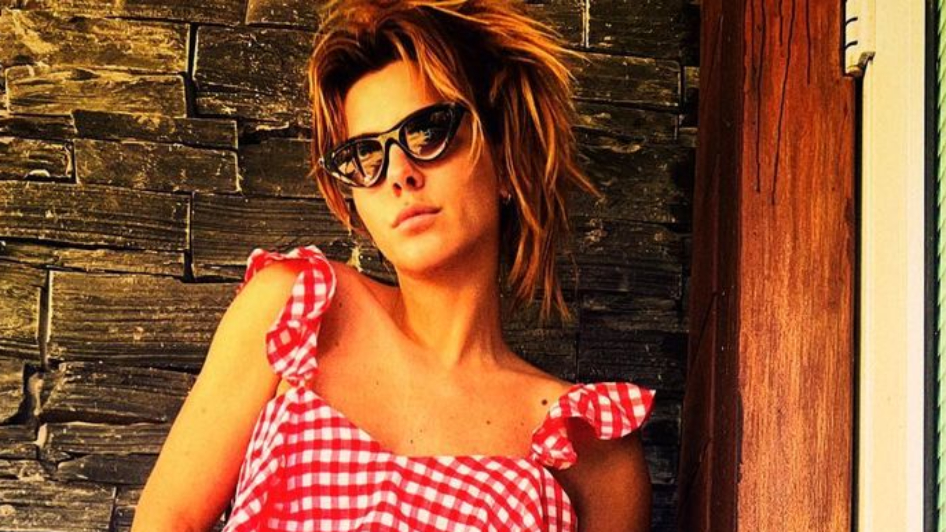 De top curtinho, Carolina Dieckmann evidencia barriga trincada e fãs babam: “Gata”