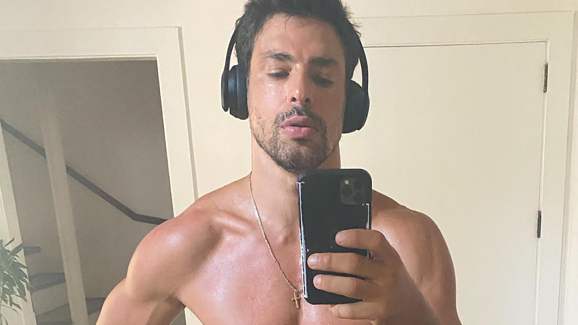 Cauã Reymond abaixa short na virilha e ostenta corpão sarado: “Contei os gominhos”