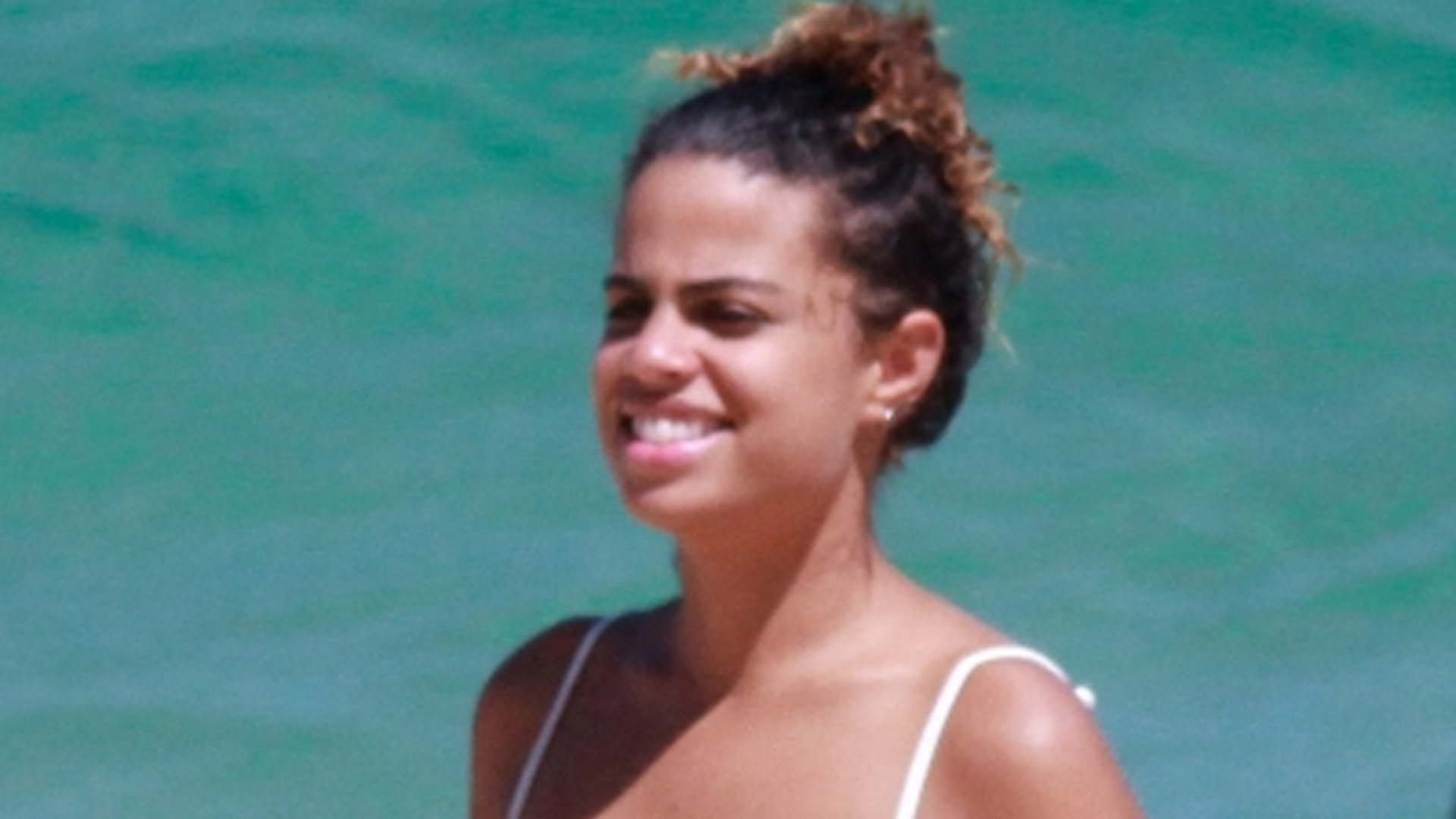 Neta de Chico Buarque e filha de Carlinhos Brown desfila corpão na praia