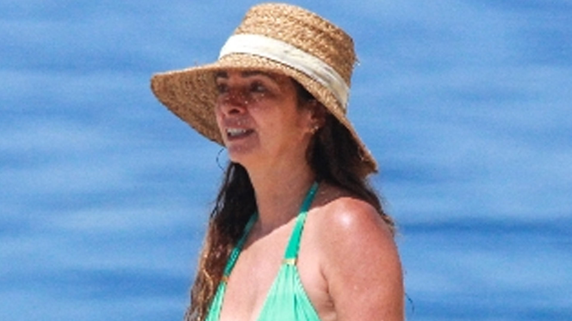 Claudia Ohana atrai olhares com corpão ao natural de biquíni aos 59 anos