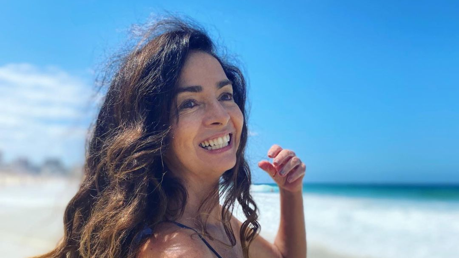 Aos 59 anos, Cláudia Ohana exibe corpo natural em cliques de maiô: “Sempre linda”