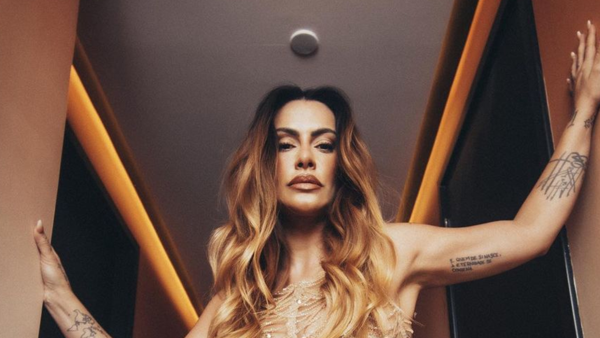 Poderosa, Cleo sensualiza com vestido recortado e exibe corpão definido: “Deusa”
