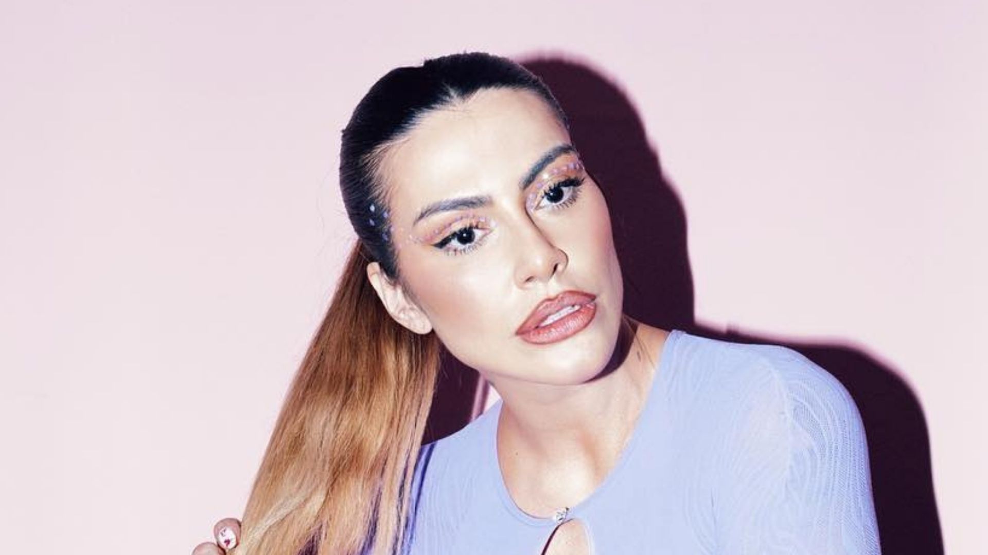 Cleo posa com vestidinho justo todo aberto e corpão chama atenção: “Gostosa”