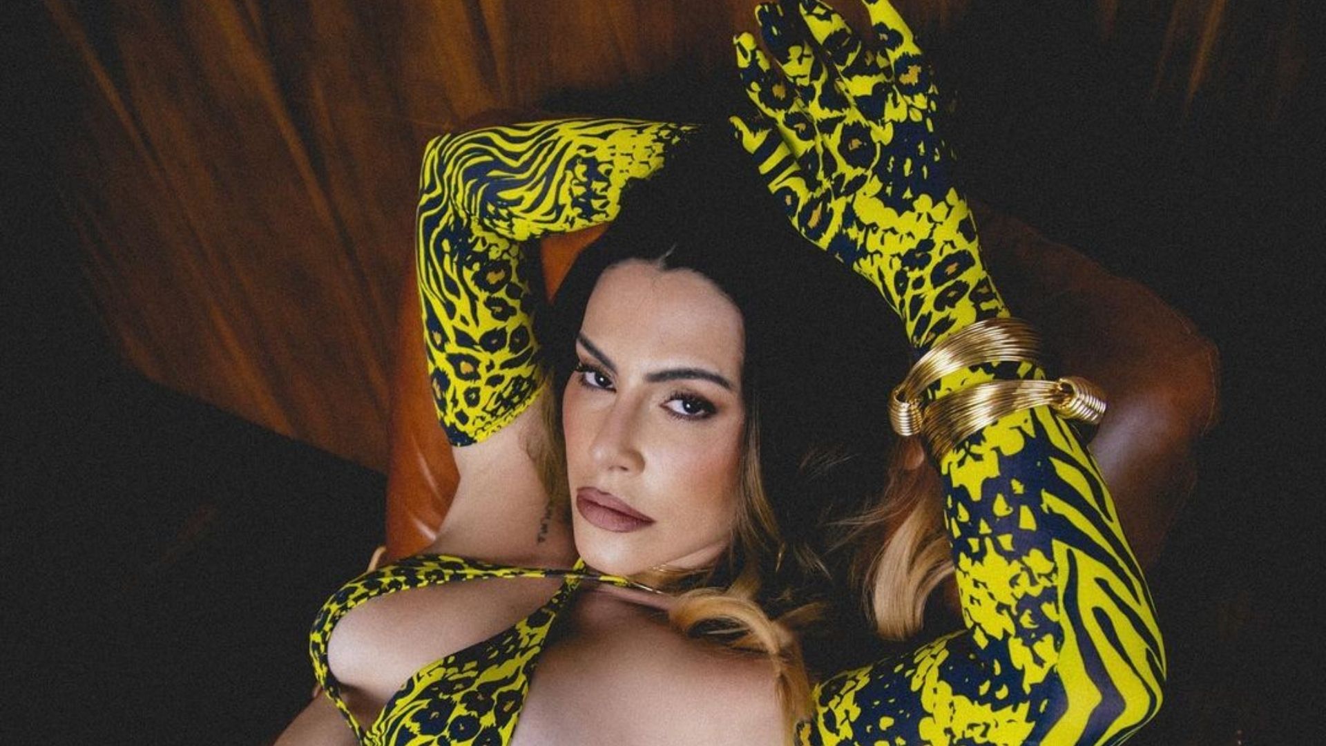 Cleo posa de minissaia e top e deixa tatuagem indiscreta aparecer: “Bem comportada”