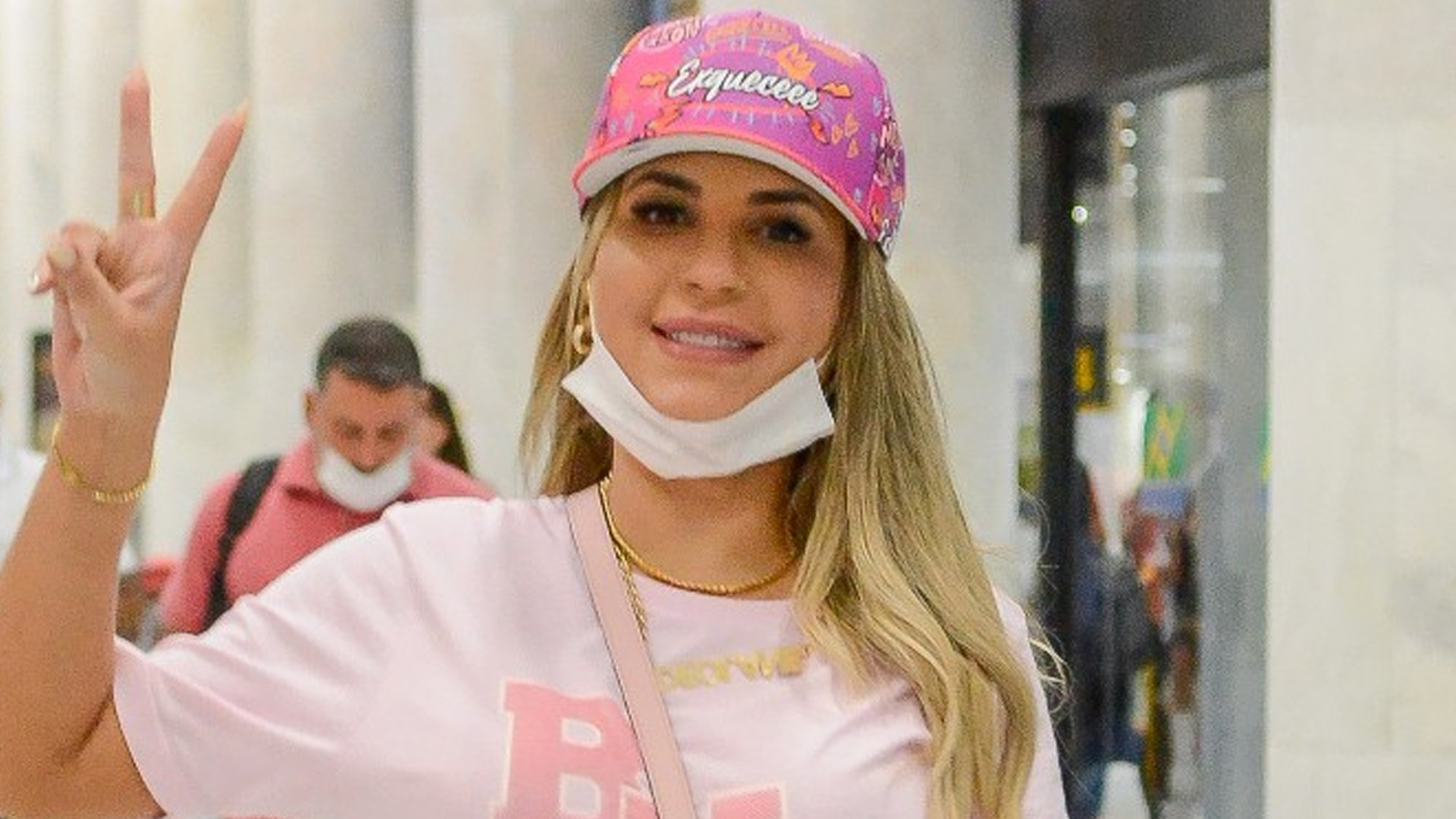 Deolane Bezerra desembarca com camisão curtinho e mostra pernas torneadas