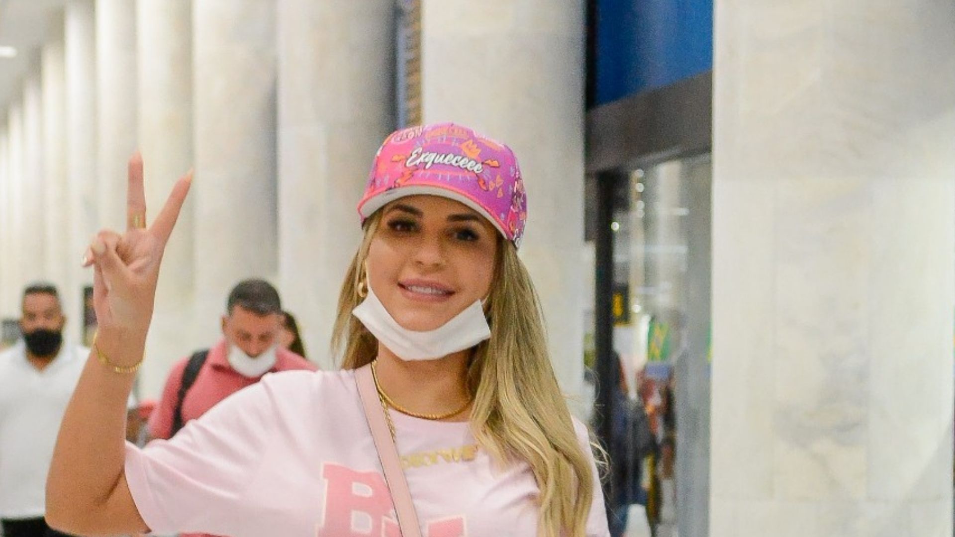 Esquece! Deolane Bezerra desembarca com microvestido e causa em aeroporto no Rio