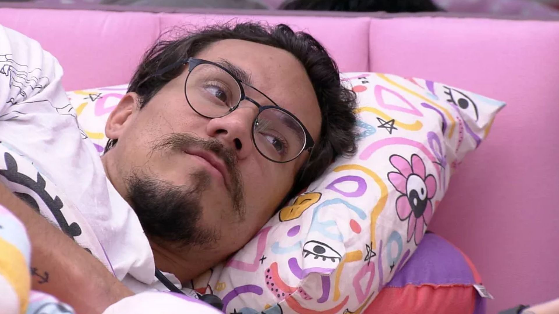 BBB22: Eliezer surpreende e esculacha comadres pelas costas: “Muito ciúme”
