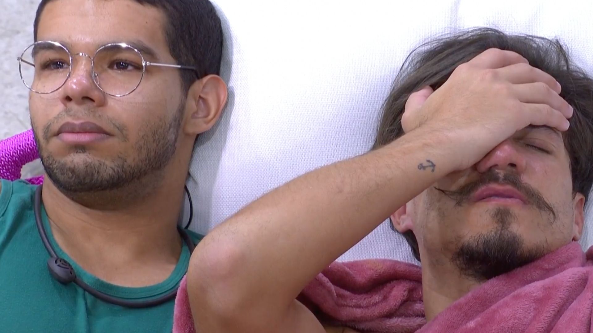 BBB22: Eliezer acorda cedo, tem crise de choro e Vyni reage: “Medo?”