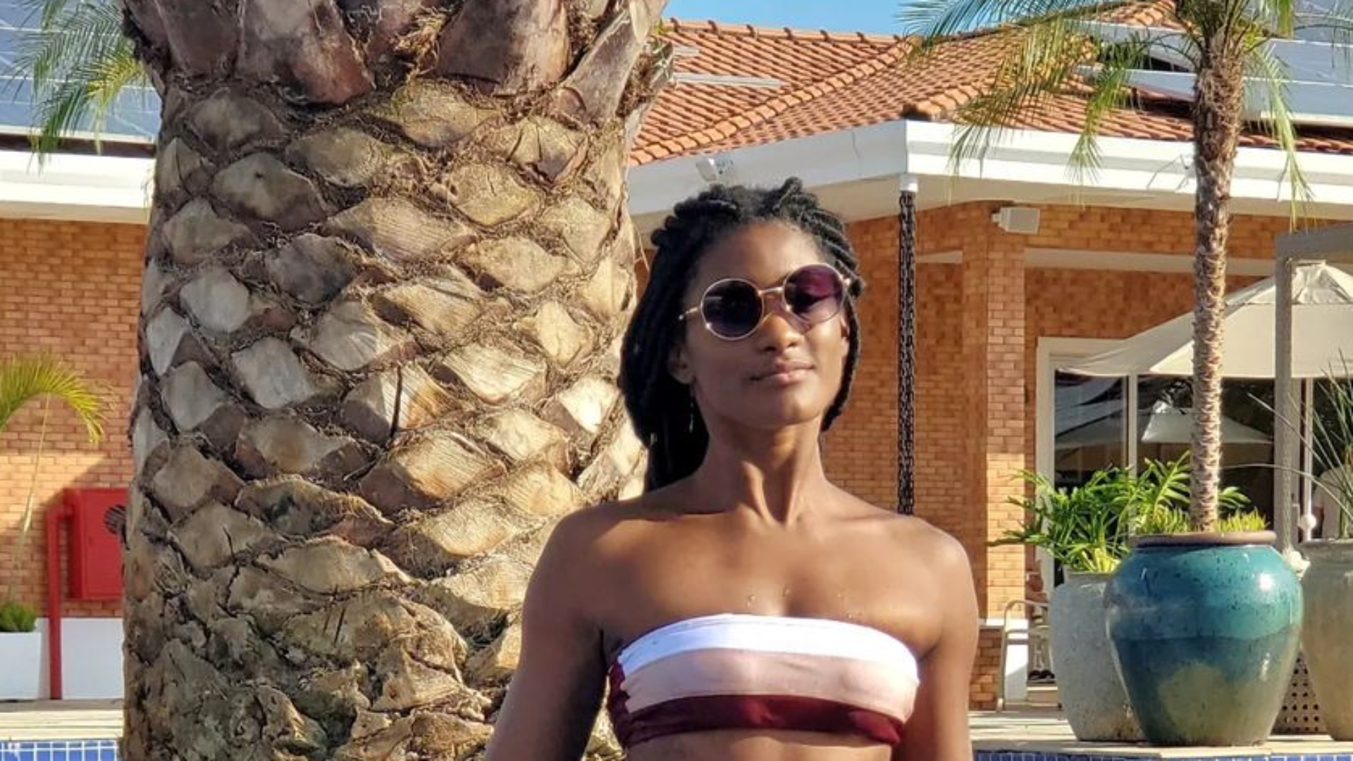 De biquíni sem alça, Erika Januza ostenta barriga negativa e fãs babam: “Perfeita”