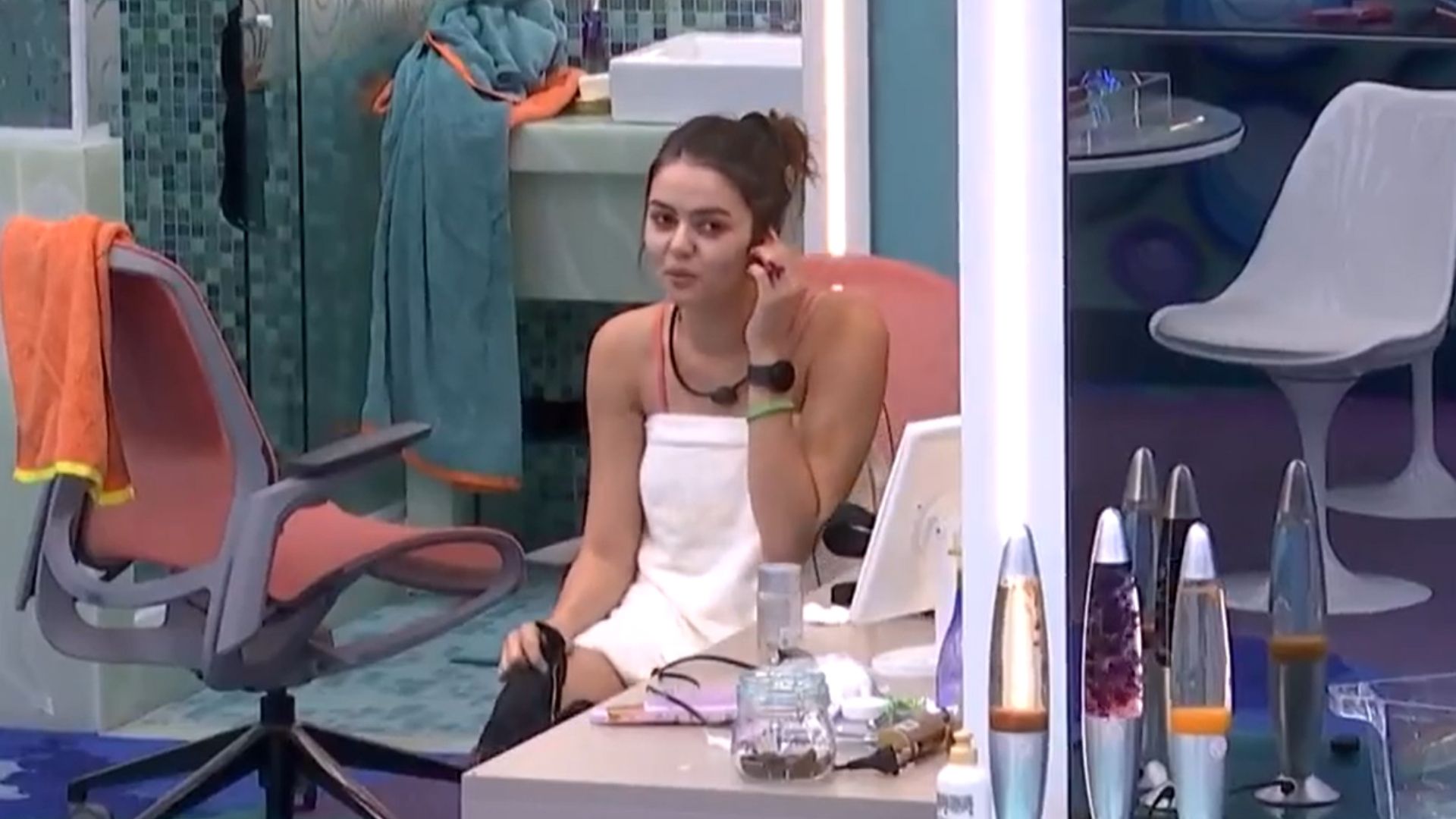 BBB22: Eslô bate o pé e proíbe Lucas de se envolver em barraco: “Não se mete”