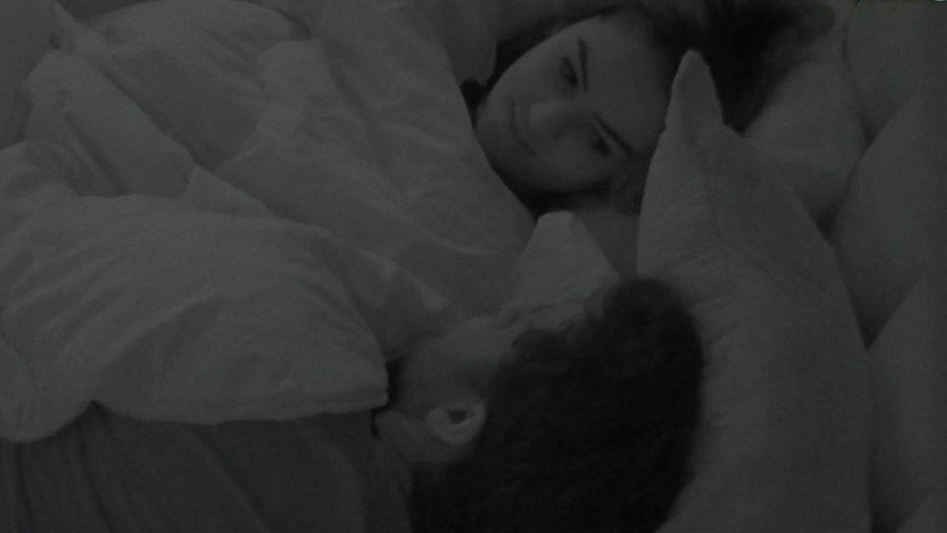 BBB22: Na cama, Eslovênia faz pedido picante para Lucas: “Por que não está fazendo?”