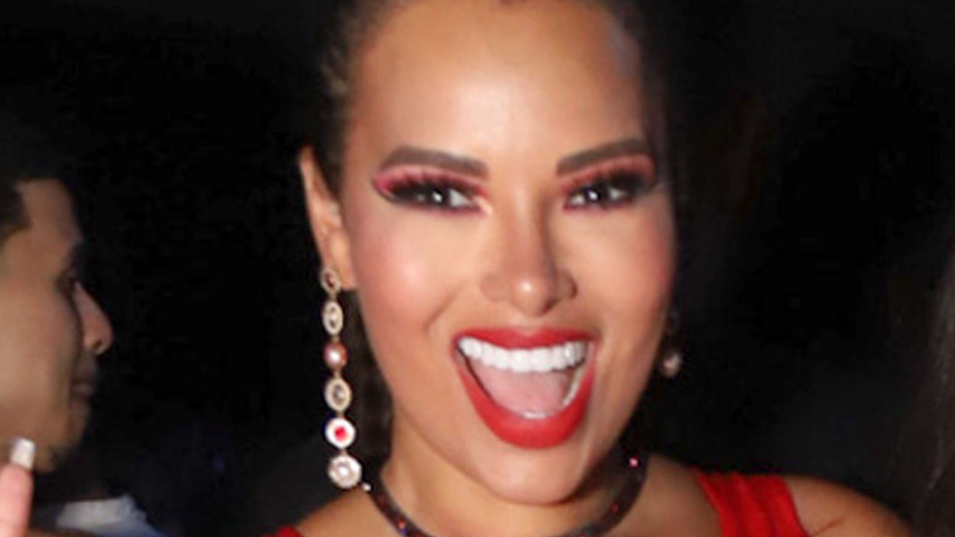 Ex-BBB Ariadna Arantes aposta em vestido recortado e decote aberto para show