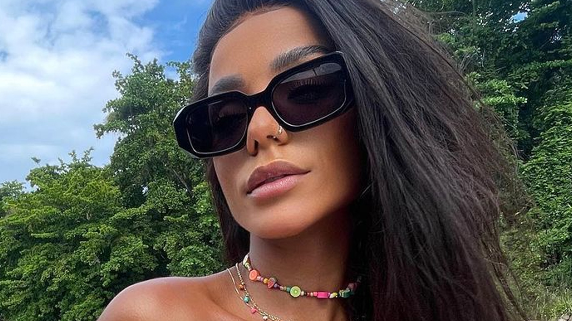 Ex-BBB Brunna Gonçalves dá close no decotão de biquíni: “Pegando um bronze”
