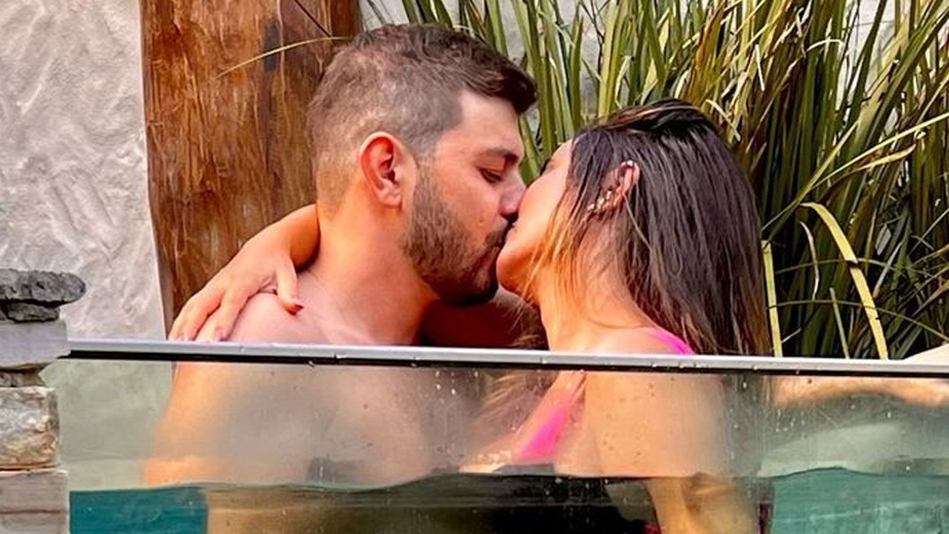 Ex-BBB Caio Afiune deixa volumão aparecer na sunga branca: “Lançou”