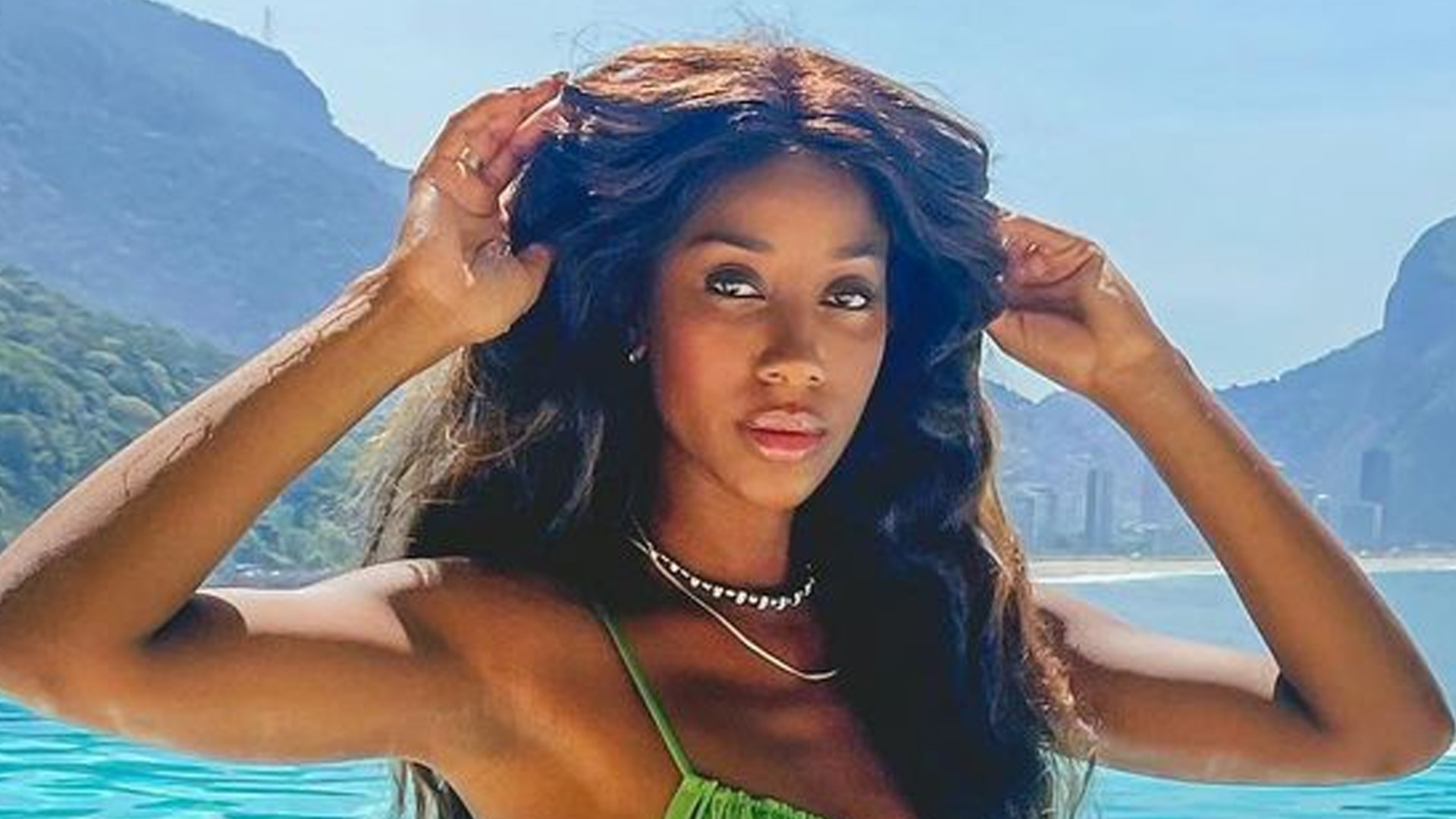 Ex-BBB Camilla de Lucas mostra corpão de biquíni na piscina: “Maravilhosa”