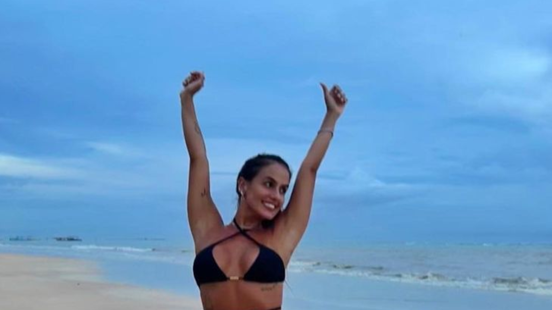 De biquíni mínimo, ex-BBB Carol Peixinho ostenta corpo escultural: “Uma deusa”