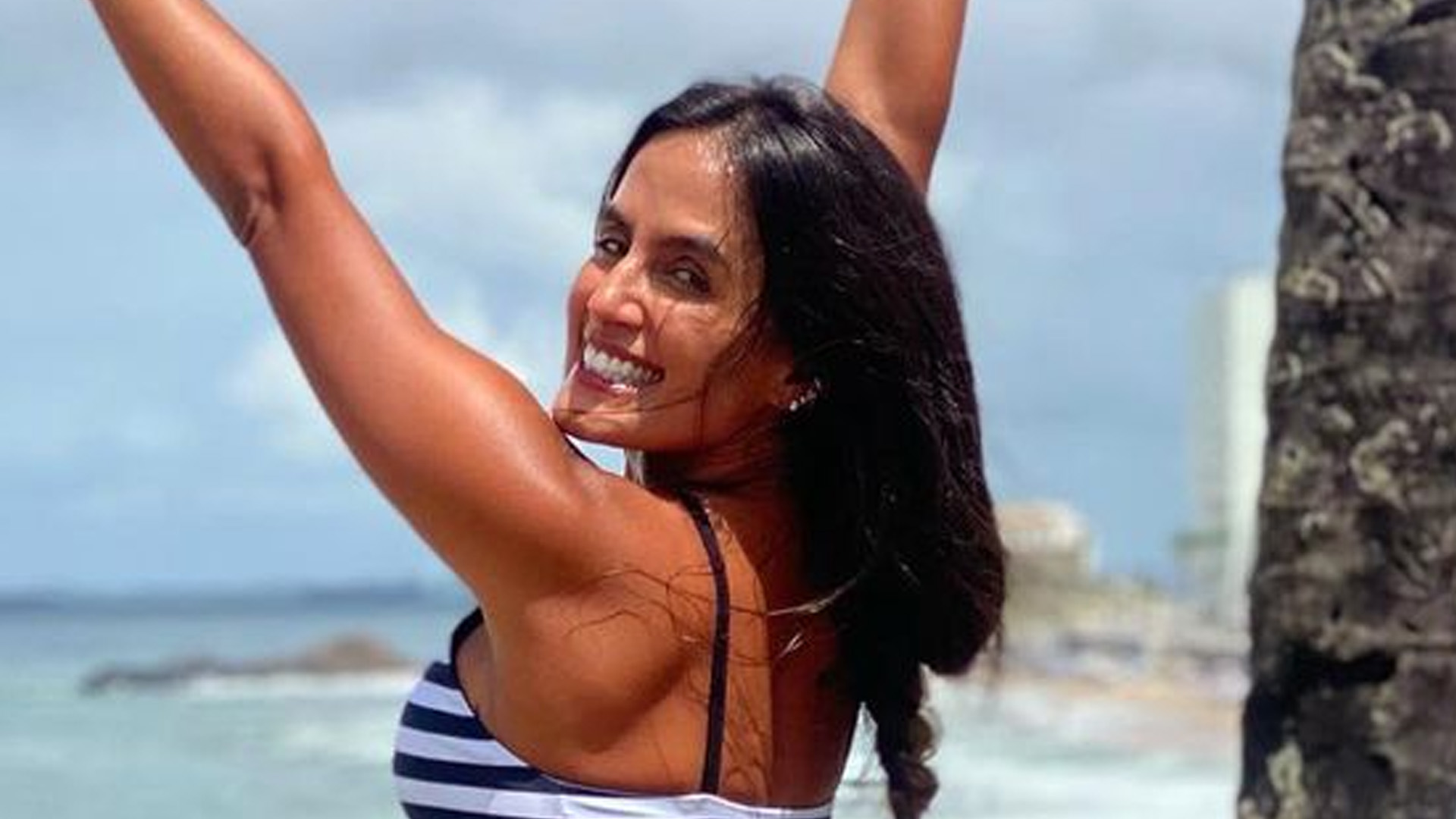 Ex-BBB Carol Peixinho empina bumbum e mostra cinturinha PP: “Perfeita”