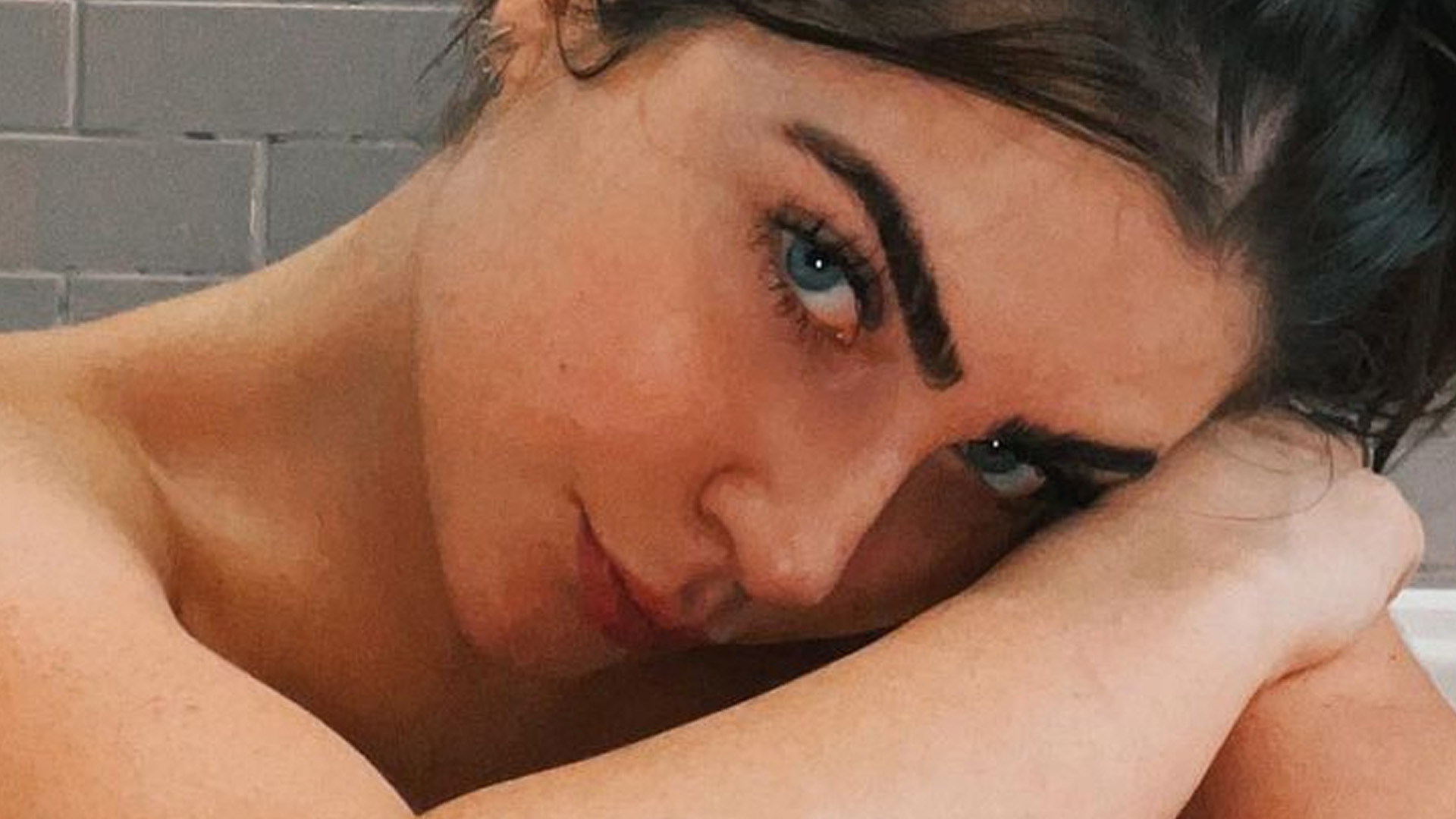 Ex-BBB Jade Picon tira a roupa e posa durante o banho sem retoques: “Beleza natural”