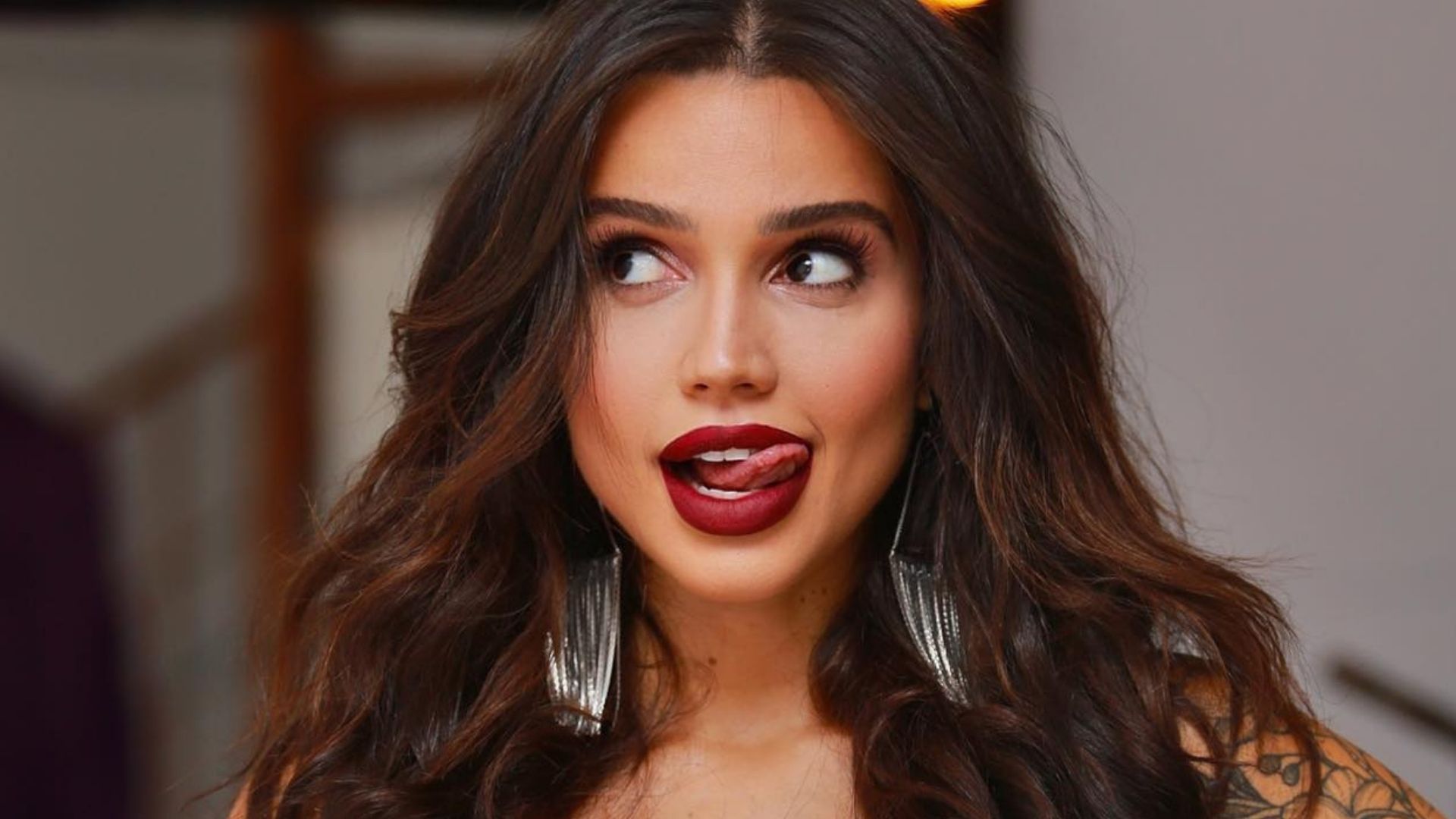 Ex-BBB Paula Amorim aposta em decotão escandaloso em look ousado: “Espetáculo”