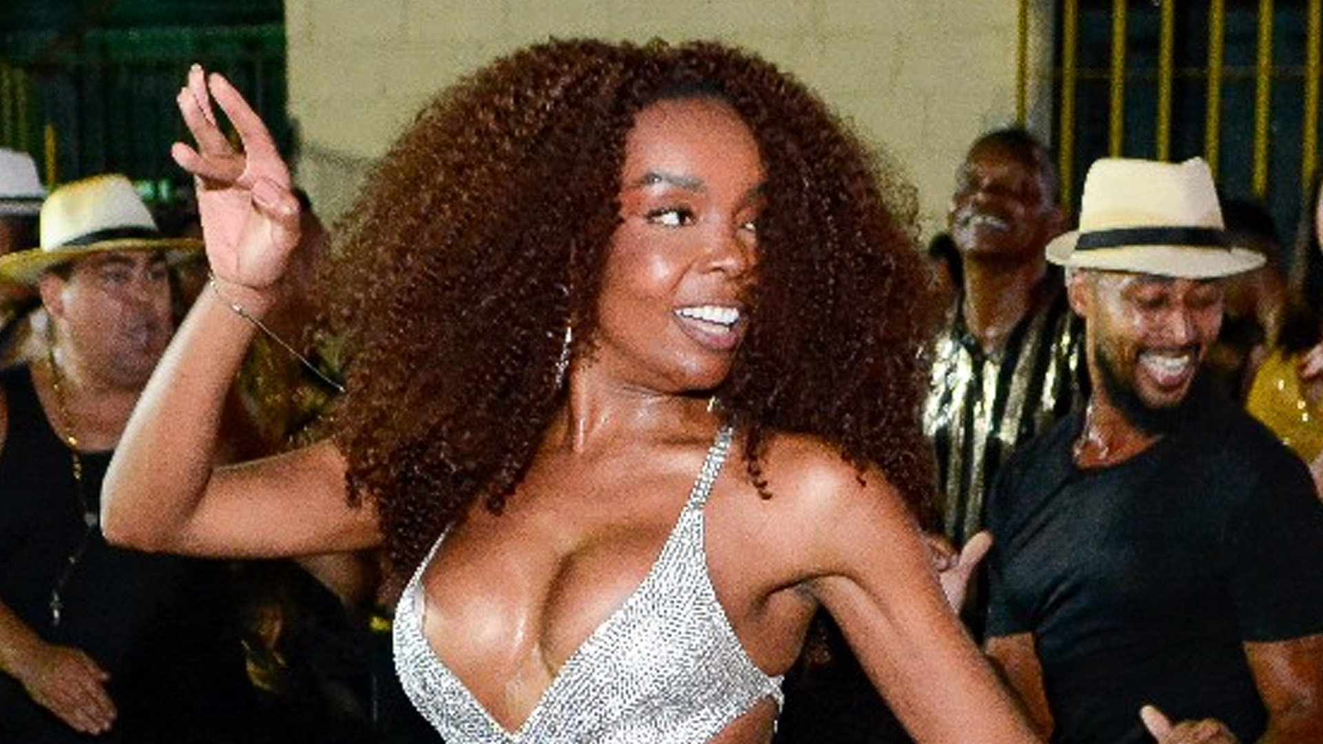 Ex-BBB Thelma Assis arrasa no samba, mas passa perrengue com salto alto