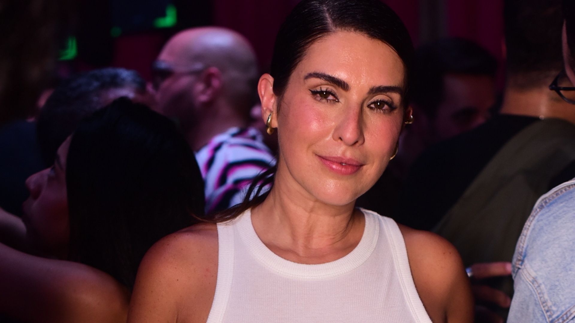 É para poucas! Fernanda Paes Leme vai pra festa com blusa branca e sem sutiã