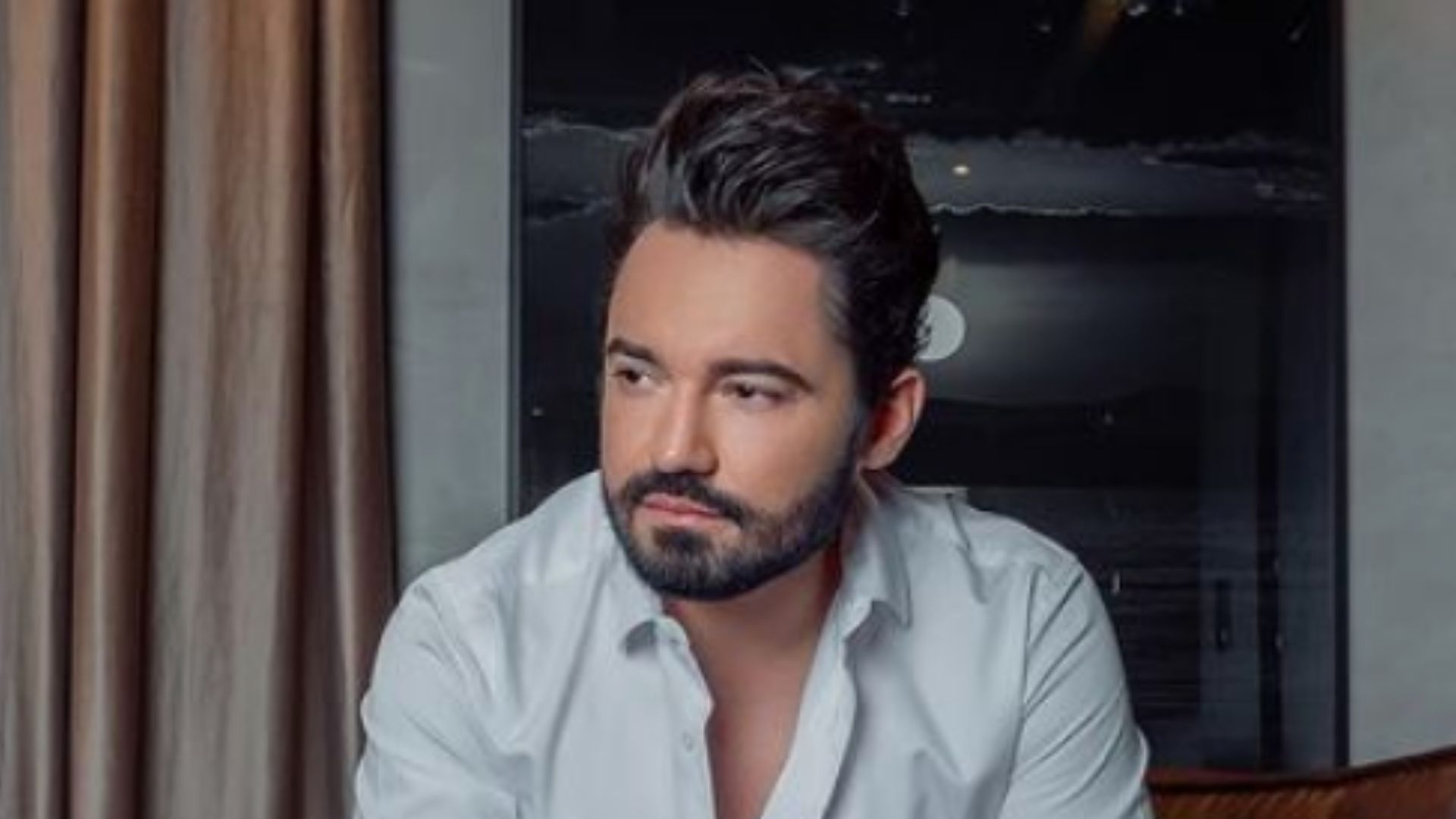 Sertanejo Fernando apresenta decoração de seu novo quarto e fãs alfinetam: “Motel”