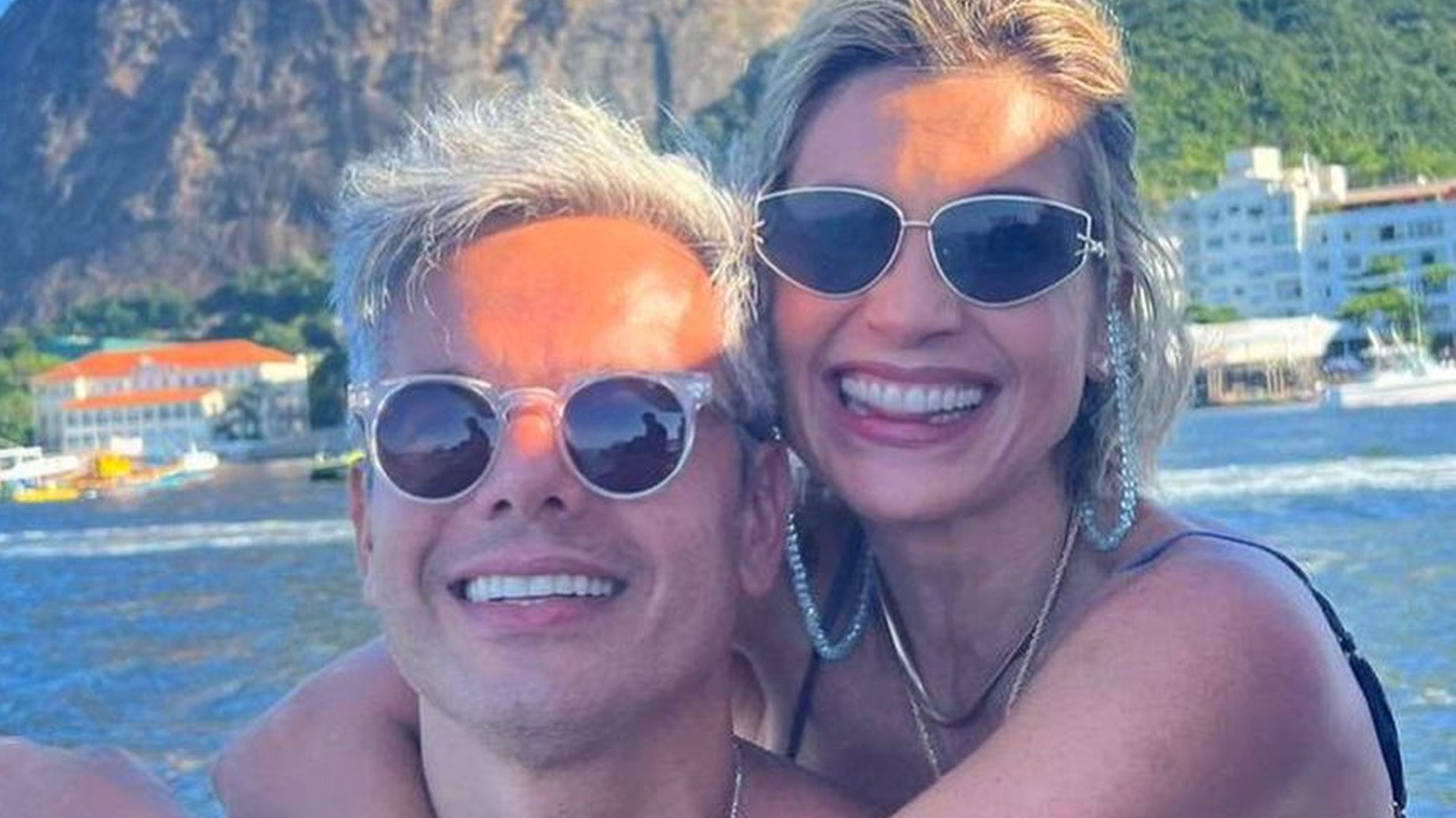 Flávia Alessandra dá lambida em Otaviano Costa em clima quente: “Meu amor”