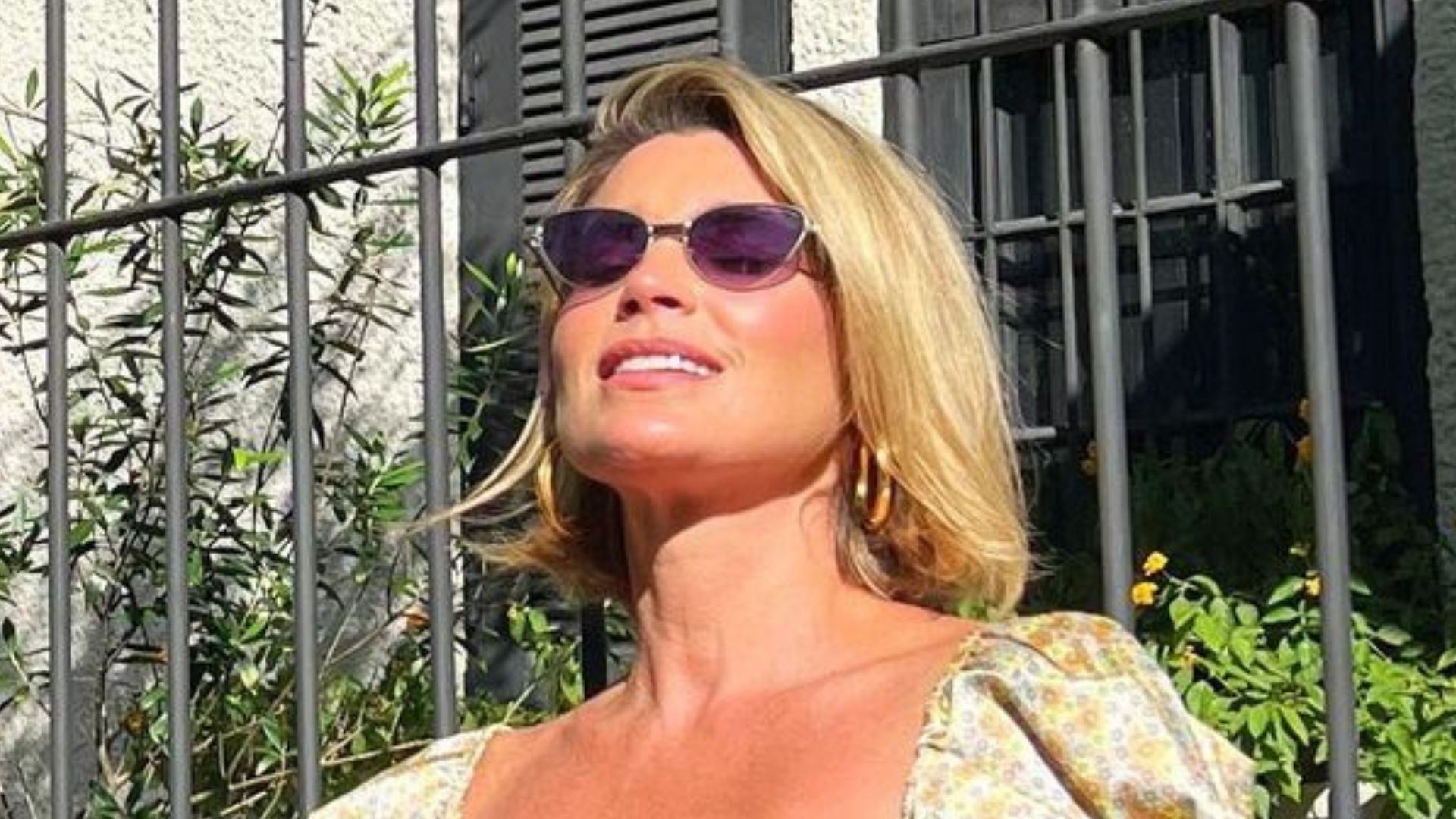 De vestido micro, Flávia Alessandra exibe decote bronzeado e pernões: “Gatinha”
