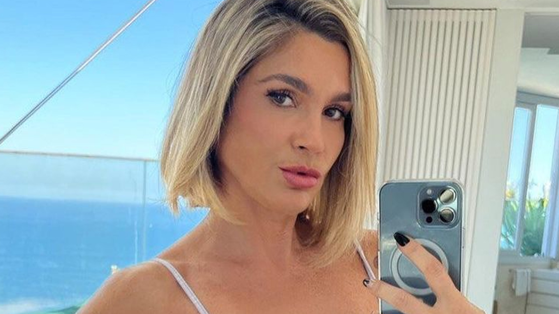 Flávia Alessandra sensualiza de vestido sem sutiã: “Poesia em imagem”