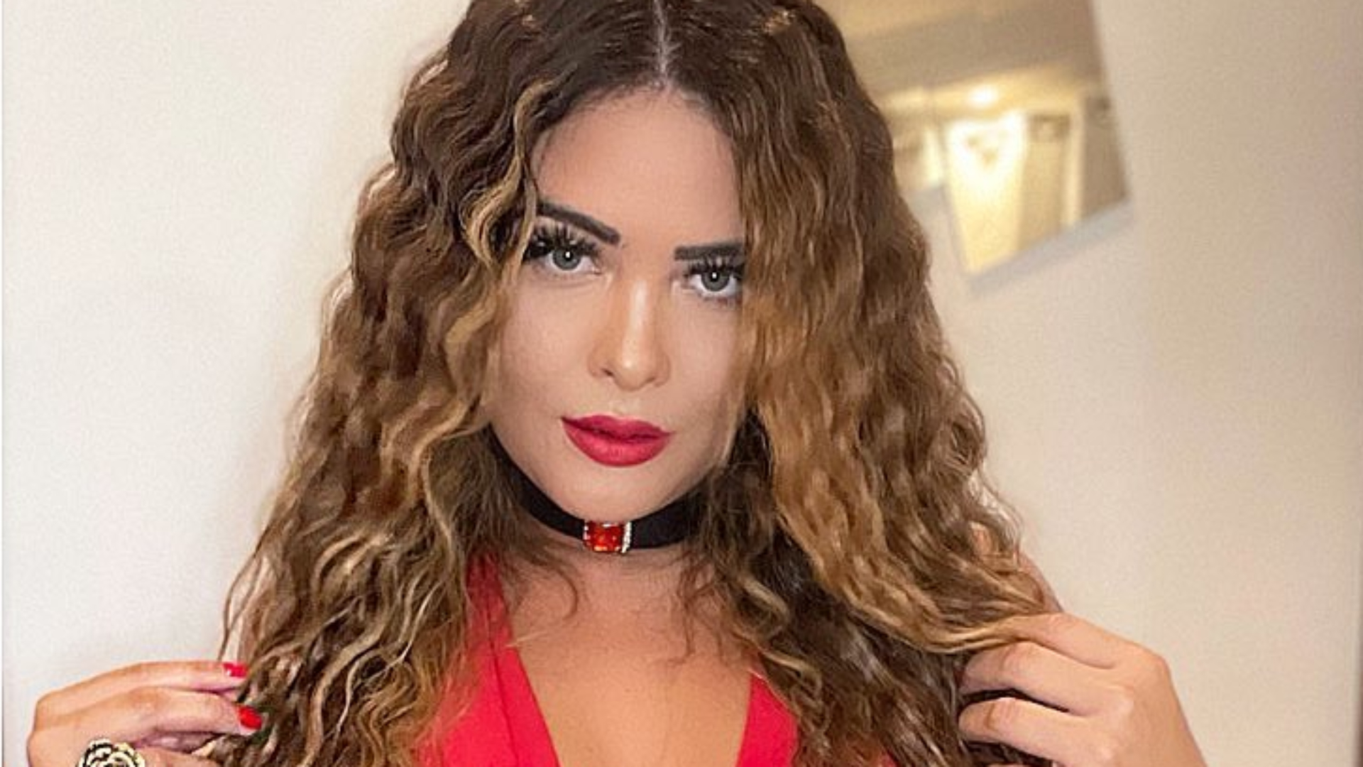 Geisy Arruda posa de microvestido e deixa calcinha escapar: “Obrigado a dar zoom”