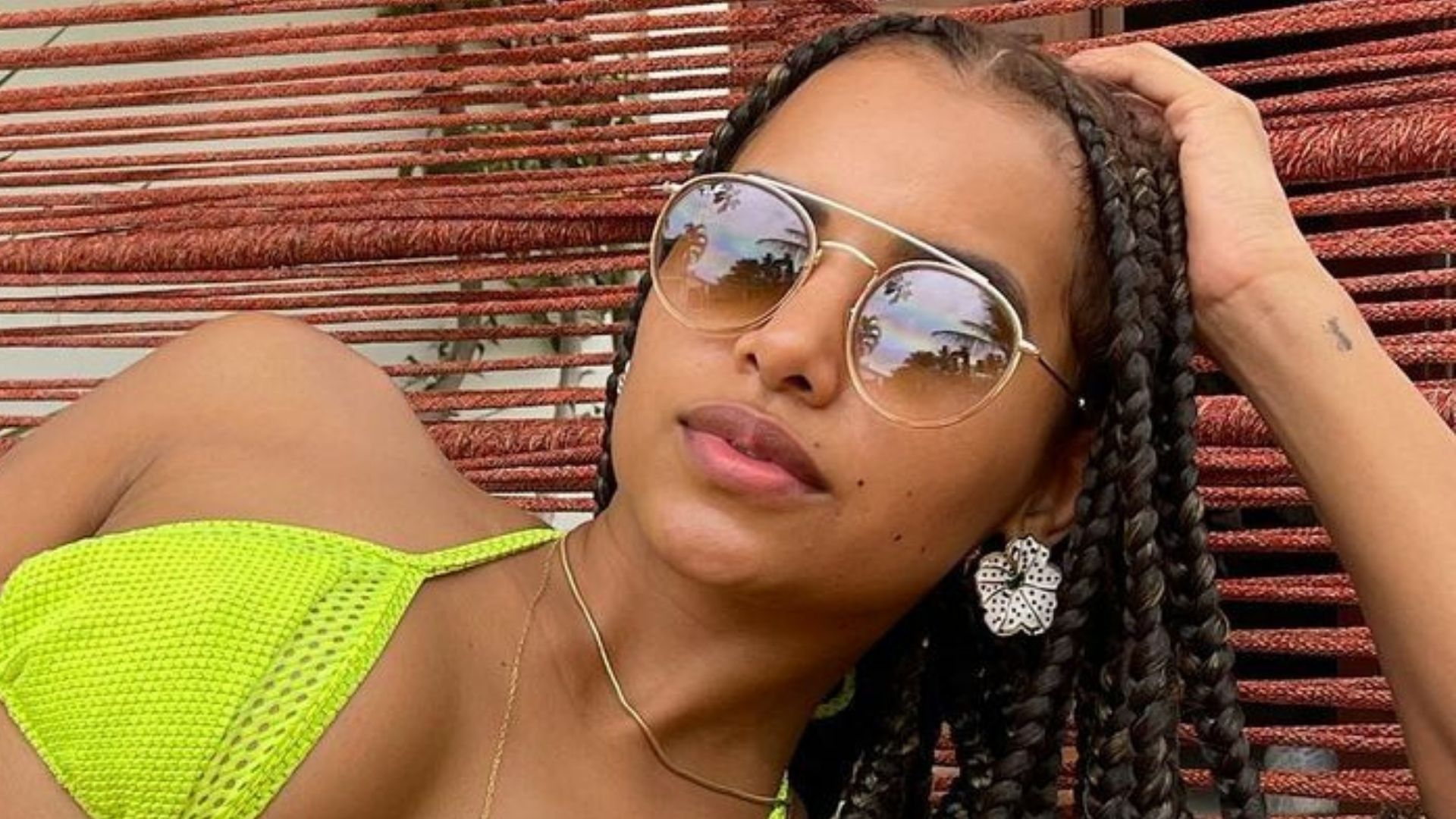 Ex-BBB Gleici Damasceno posa de biquíni fio-dental e corpão choca: “Delícia”