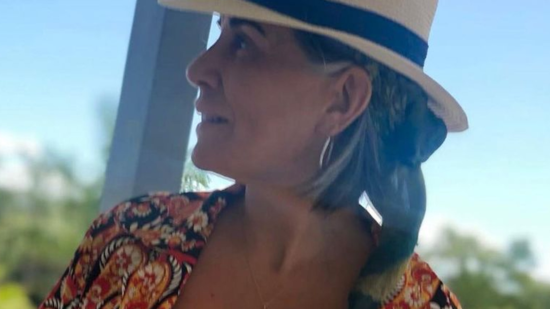 Glória Pires abre camisa e mostra barriga sequinha aos 58 anos: “Gata”