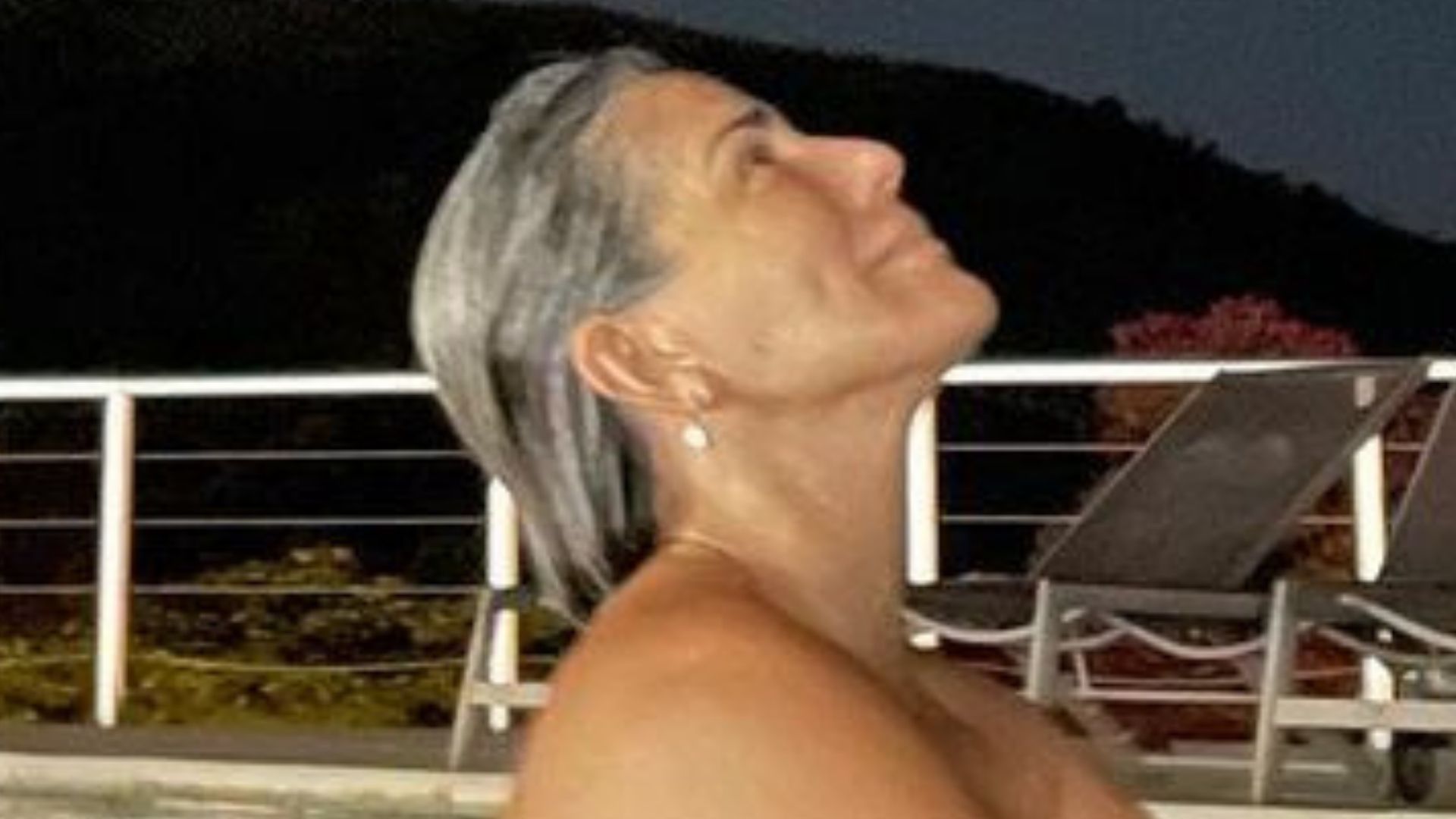 Aos 58 anos, Glória Pires toma banho de piscina com biquíni sem alças: “Brilhando”