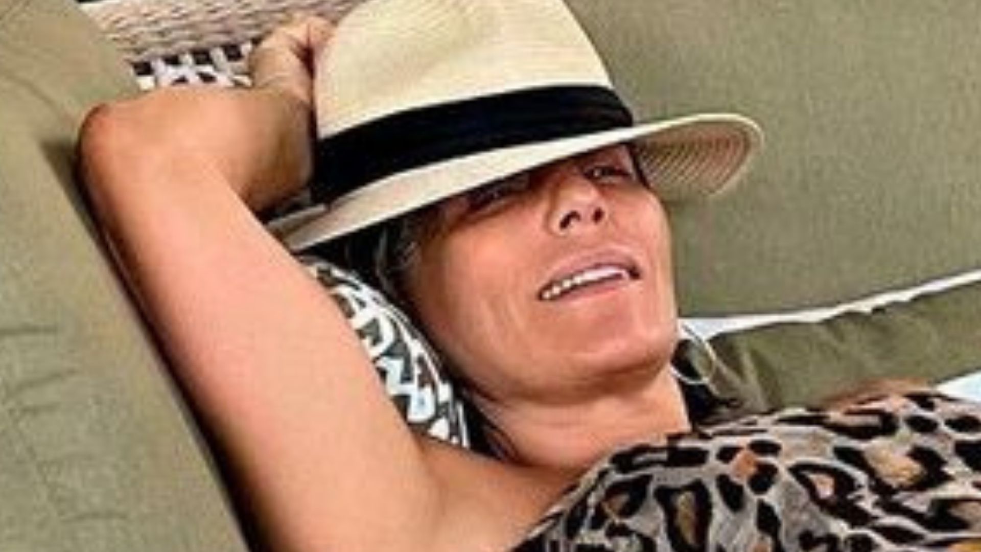 Aos 58 anos, Glória Pires ostenta pernões ao se deitar em espreguiçadeira: “Gata”