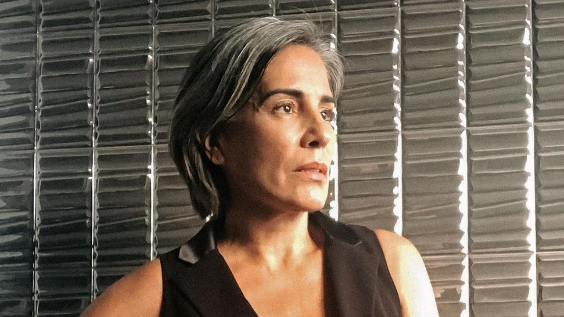 Aos 58 anos, Gloria Pires elege vestido mínimo e capricha no decote: “Espetáculo”