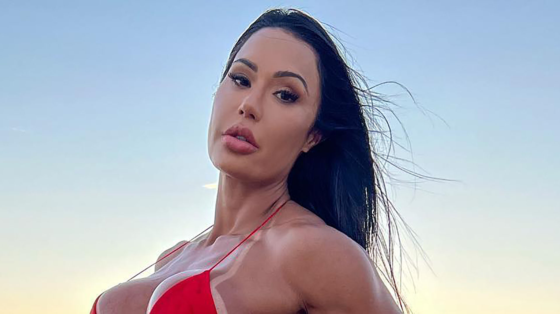 Gracyanne Barbosa puxa alcinha no limite e biquíni micro quase estoura: “Deusa”