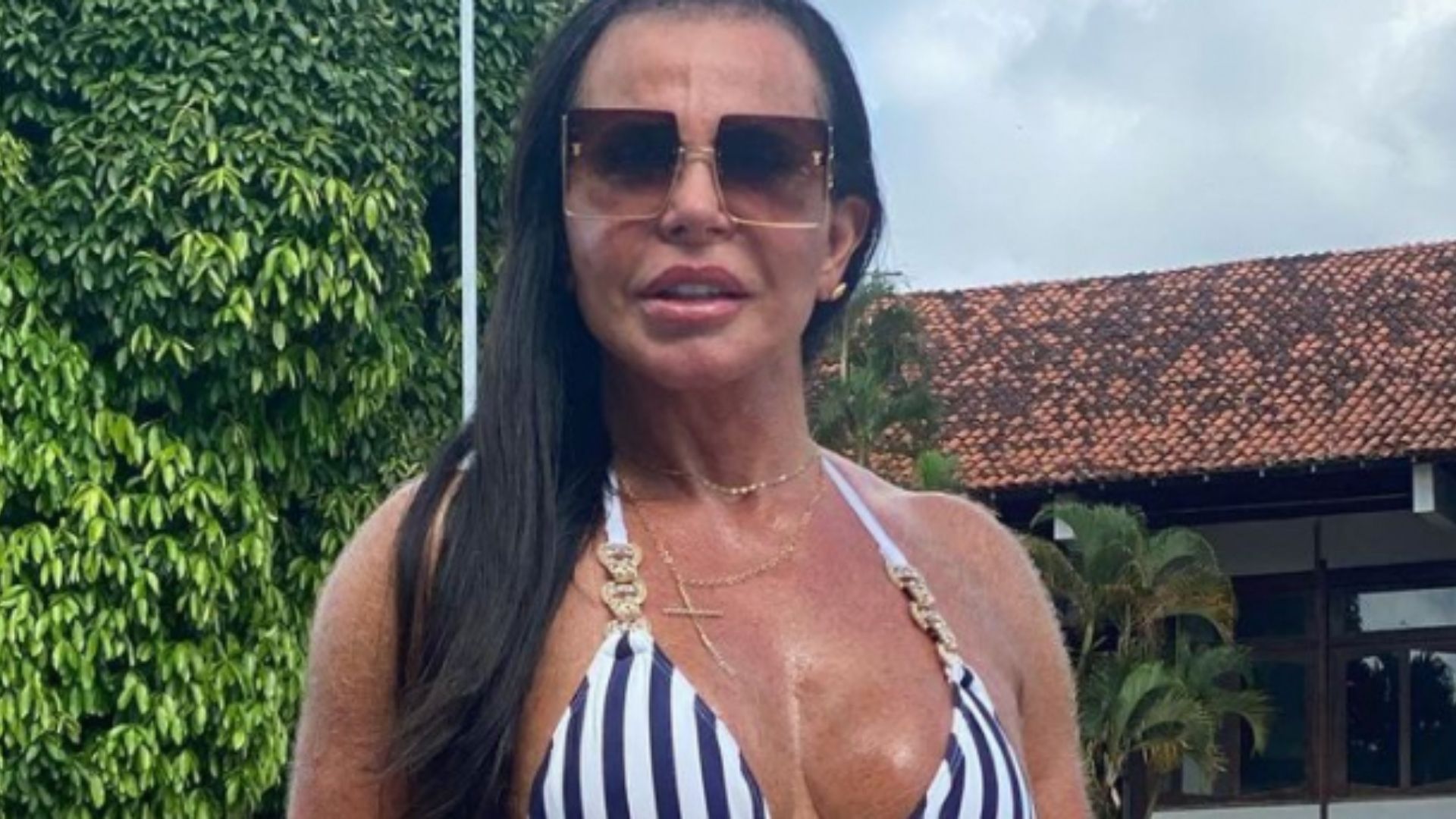 Aos 62 anos, Gretchen posa de biquíni fio-dental em clique sem edições: “Corpão”