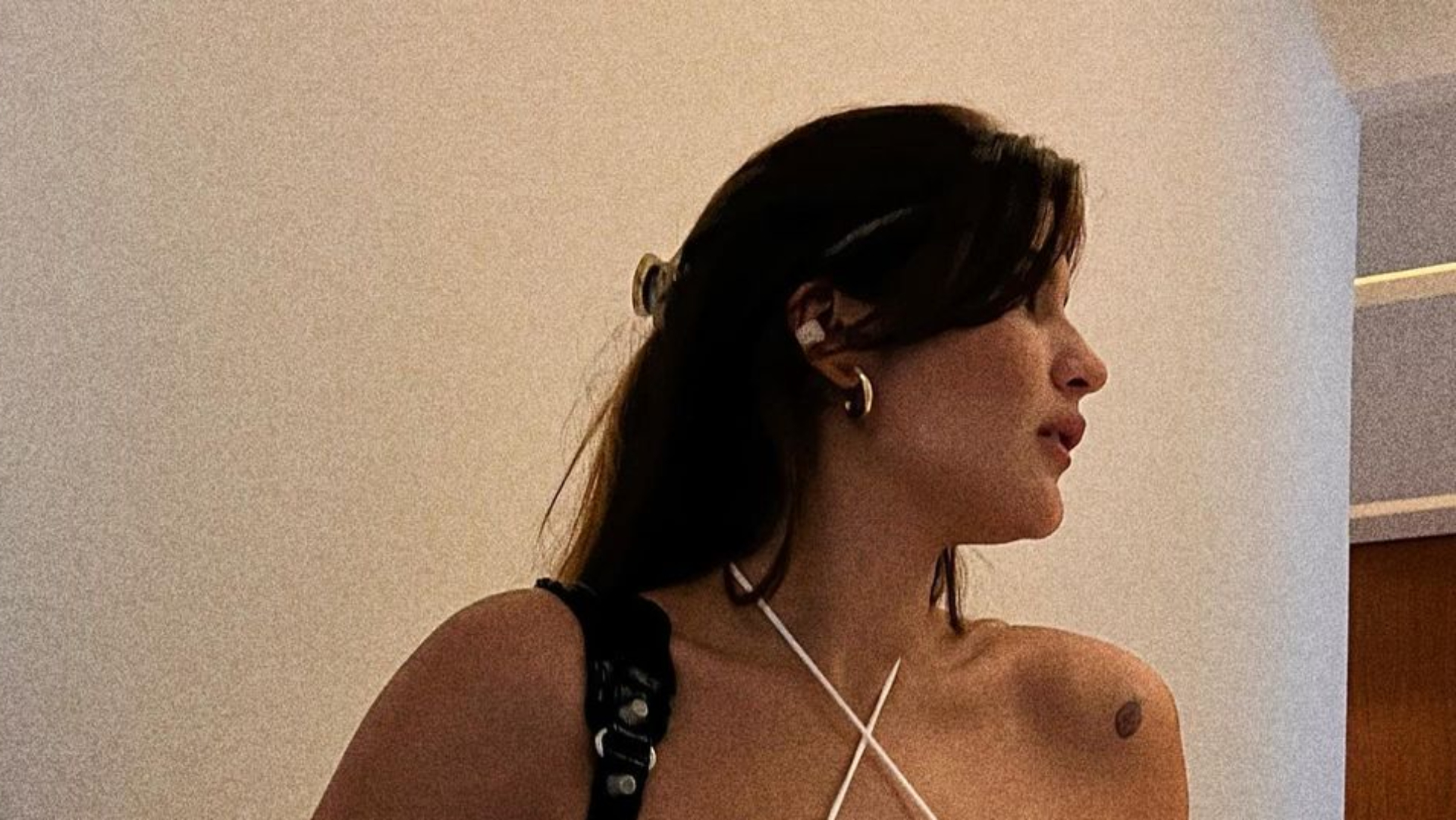 Filha de Flávia Alessandra dispensa sutiã e posa com barriga de fora: “Deusa”