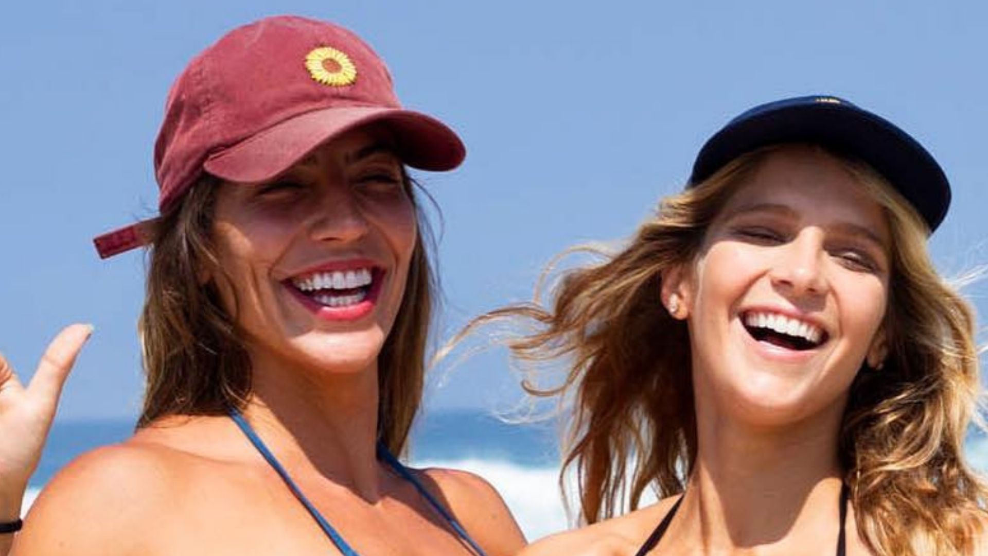 Isabella Santoni posa de biquíni com amiga gata e corpos sarados causam: “Gostosas”