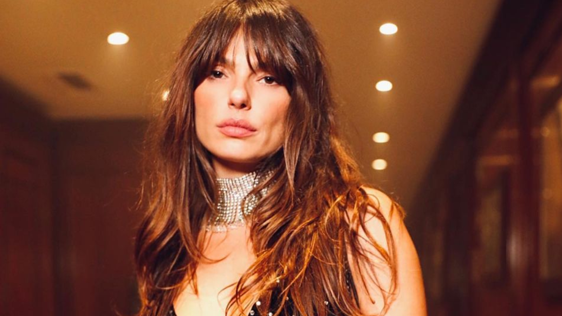 Isis Valverde aposta em look com barriguinha de fora e choca fãs: “Magérrima”