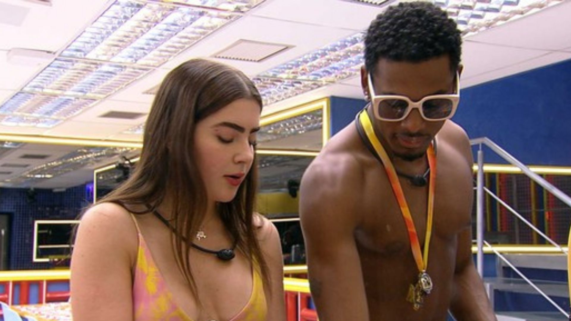 BBB22: Paulo André e Jade Picon brigam lavando a louça e ele se irrita: “Tá louca”