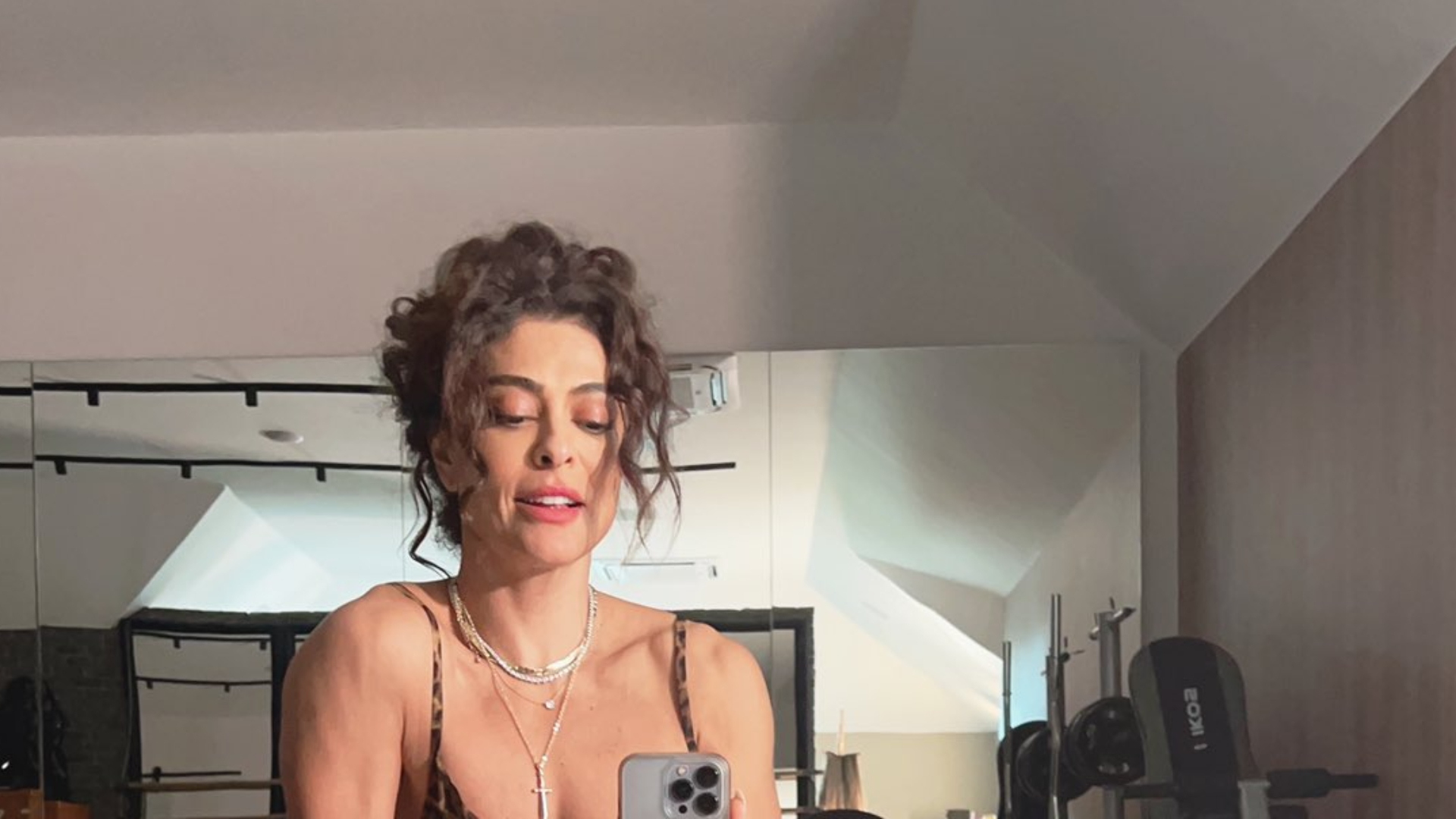 Juliana Paes elege vestido de oncinha e decote escandaloso rouba a cena: “Linda”