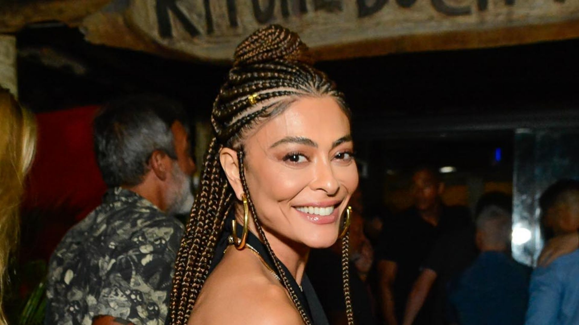 Juliana Paes aparece com novo visual e vestidinho curtinho para assistir ‘Pantanal’